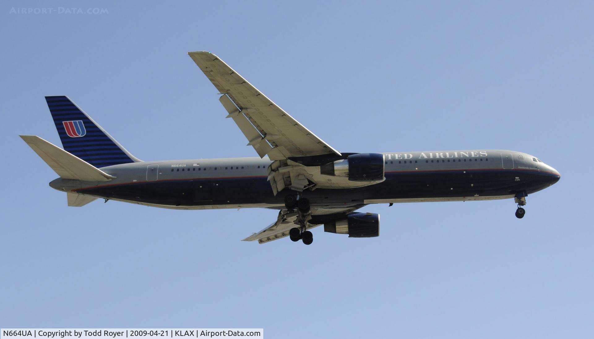 N664UA, 1998 Boeing 767-322 C/N 29236, Landing 24R at LAX
