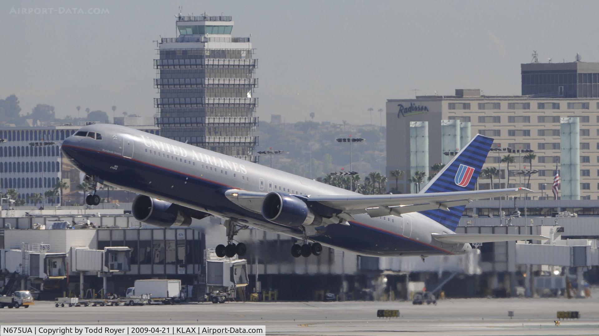 N675UA, 2000 Boeing 767-322 C/N 29243, Departing LAX on 25R