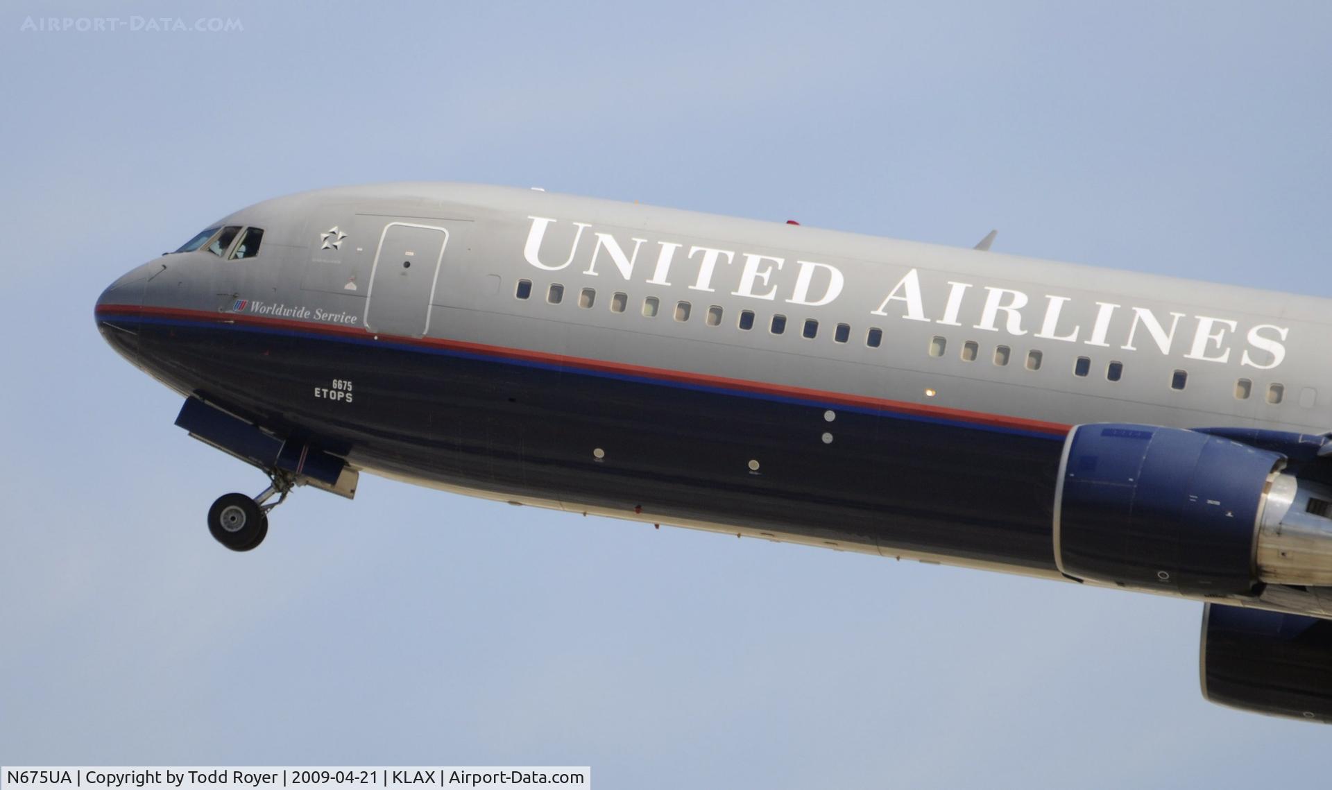 N675UA, 2000 Boeing 767-322 C/N 29243, Departing LAX on 25R