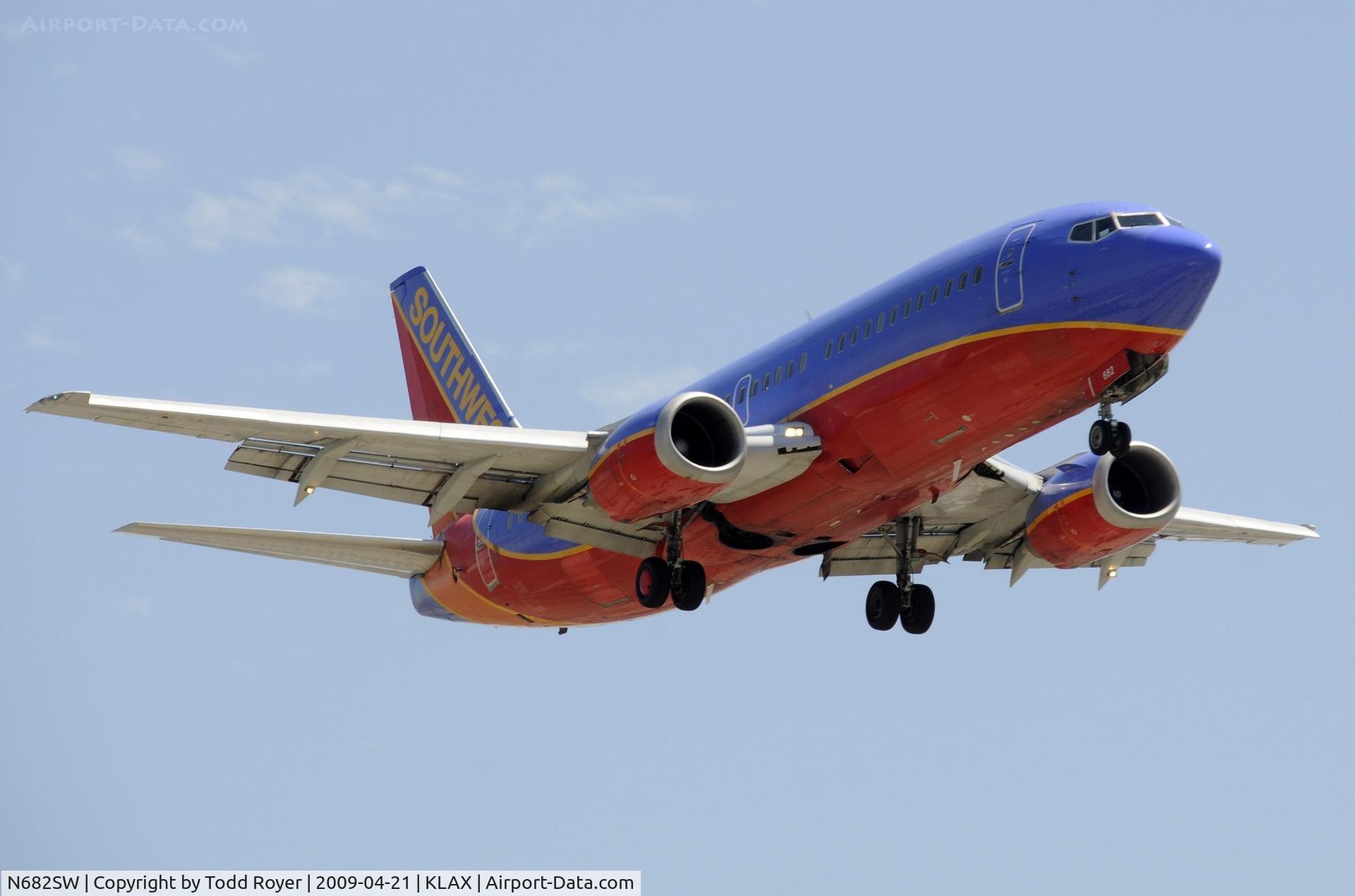 N682SW, 1986 Boeing 737-3Y0 C/N 23496, Landing 24R at LAX