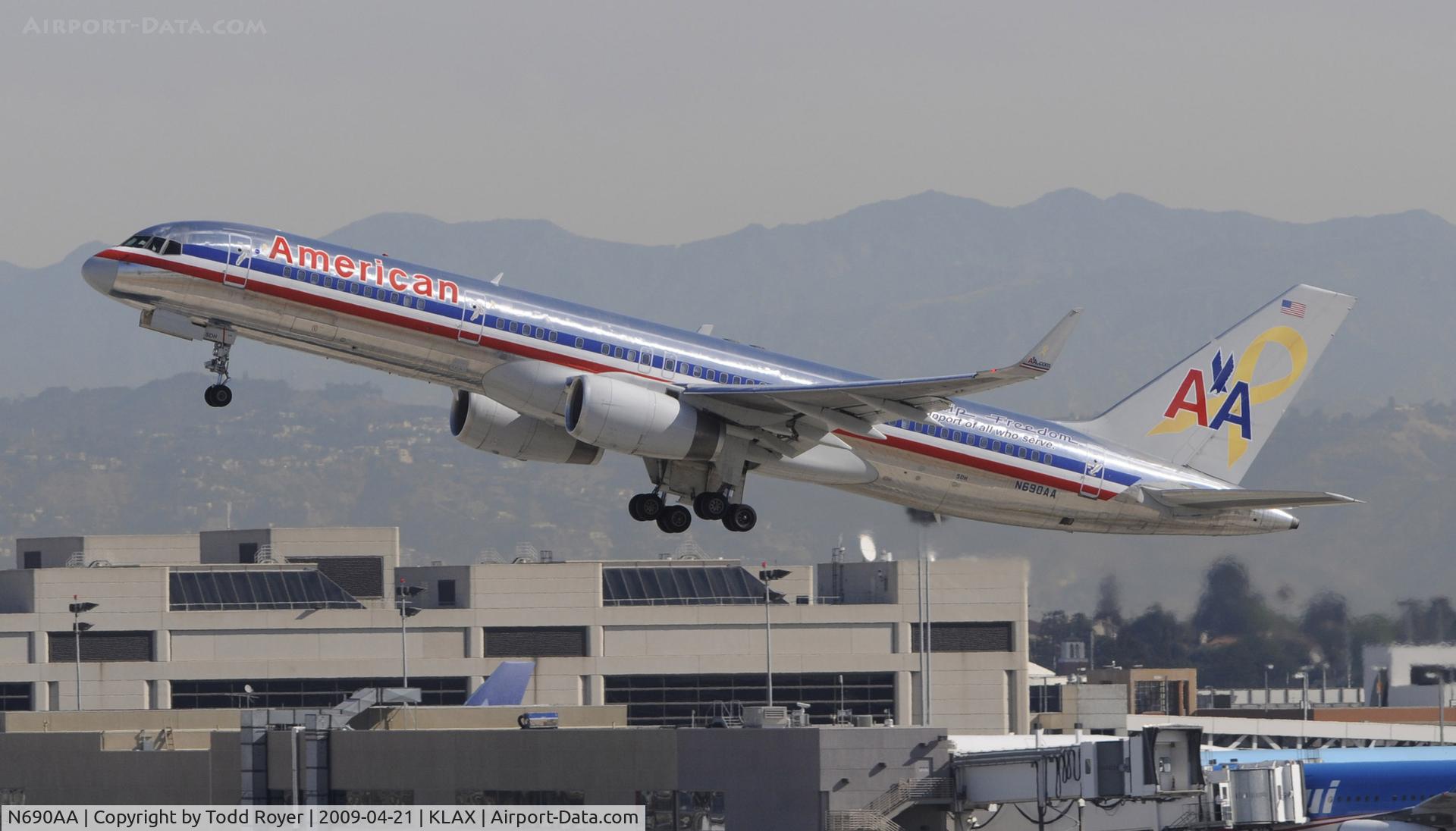 N690AA, 1993 Boeing 757-223 C/N 25696, Departing LAX on 25R