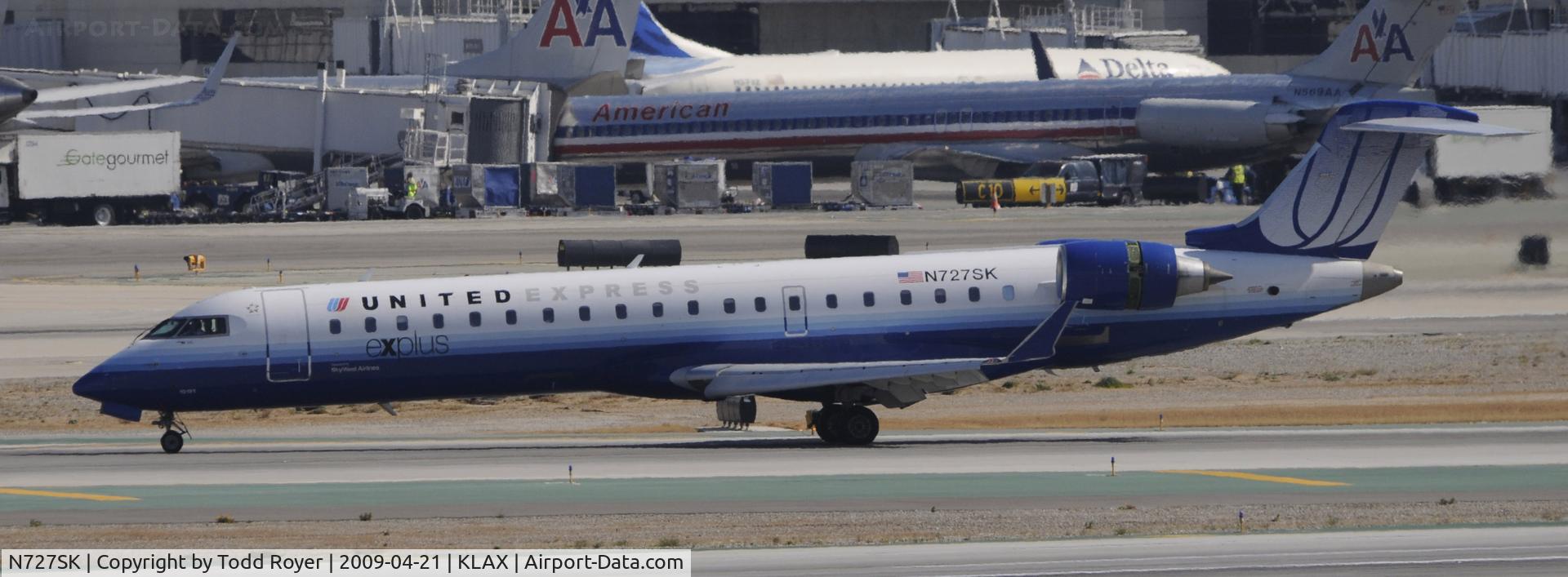 N727SK, 2005 Bombardier CRJ-701ER (CL-600-2C10) Regional Jet C/N 10191, Taxi to gate