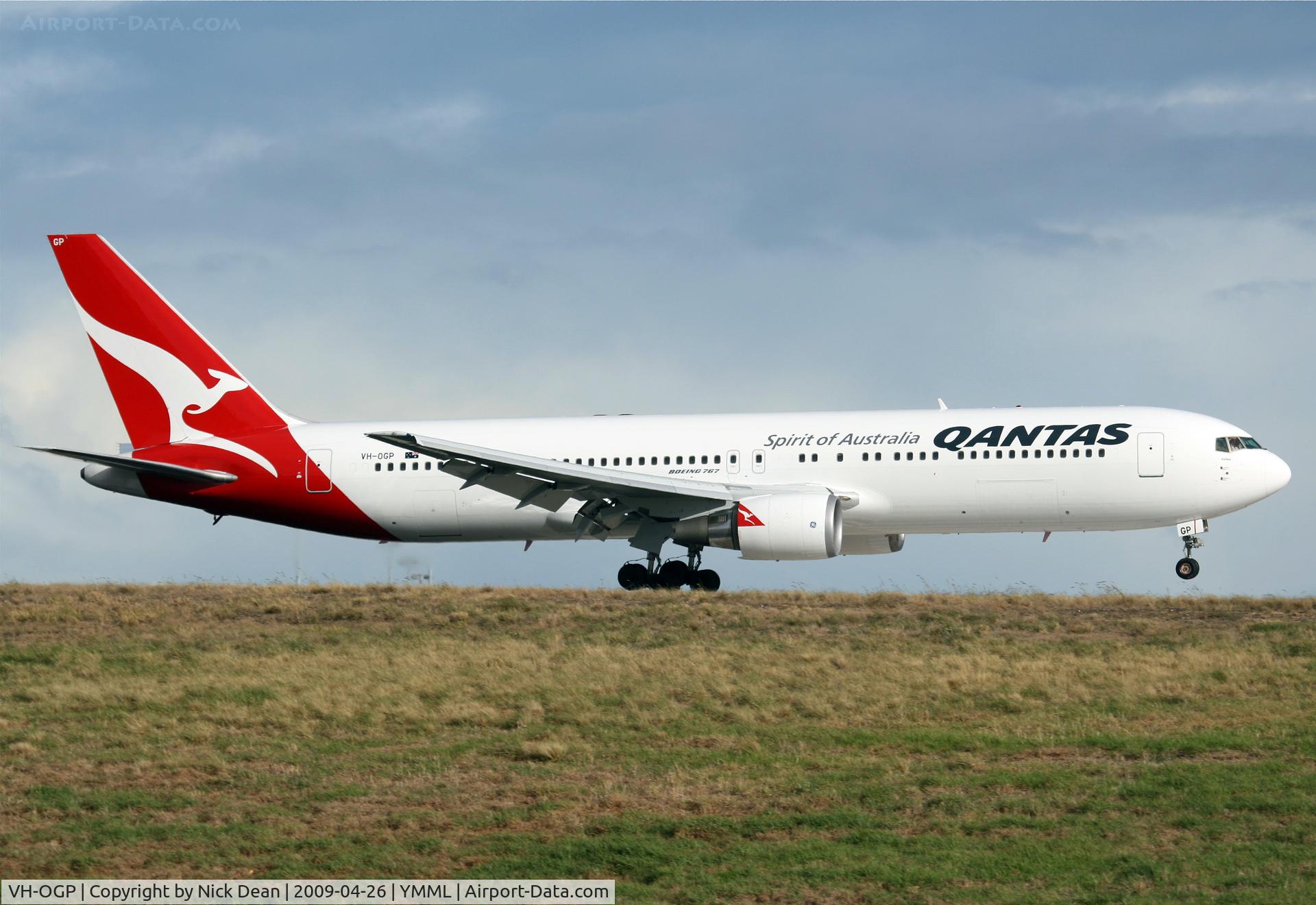 VH-OGP, 1996 Boeing 767-338 C/N 28153, YMML
