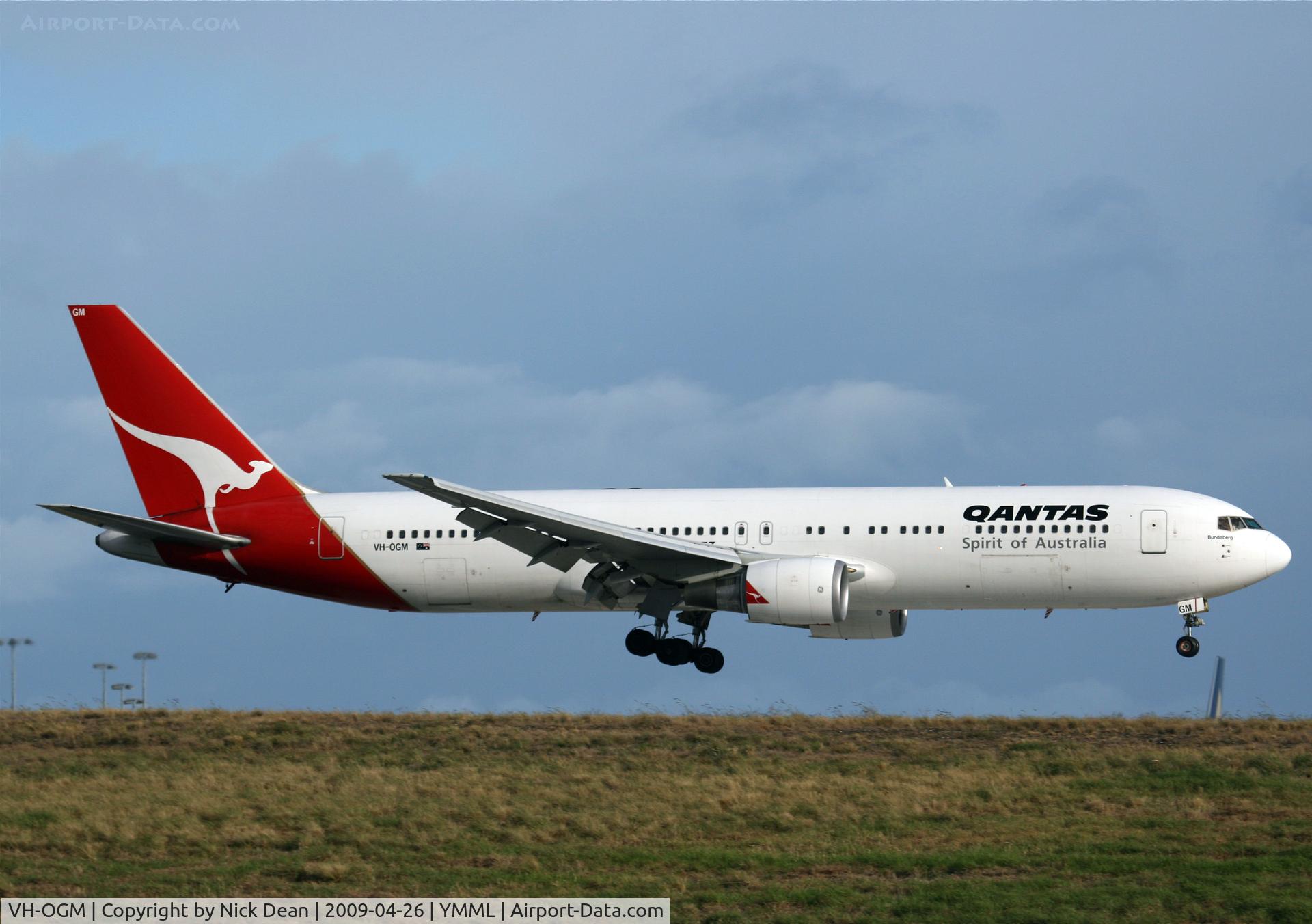 VH-OGM, 1992 Boeing 767-338 C/N 25575, YMML