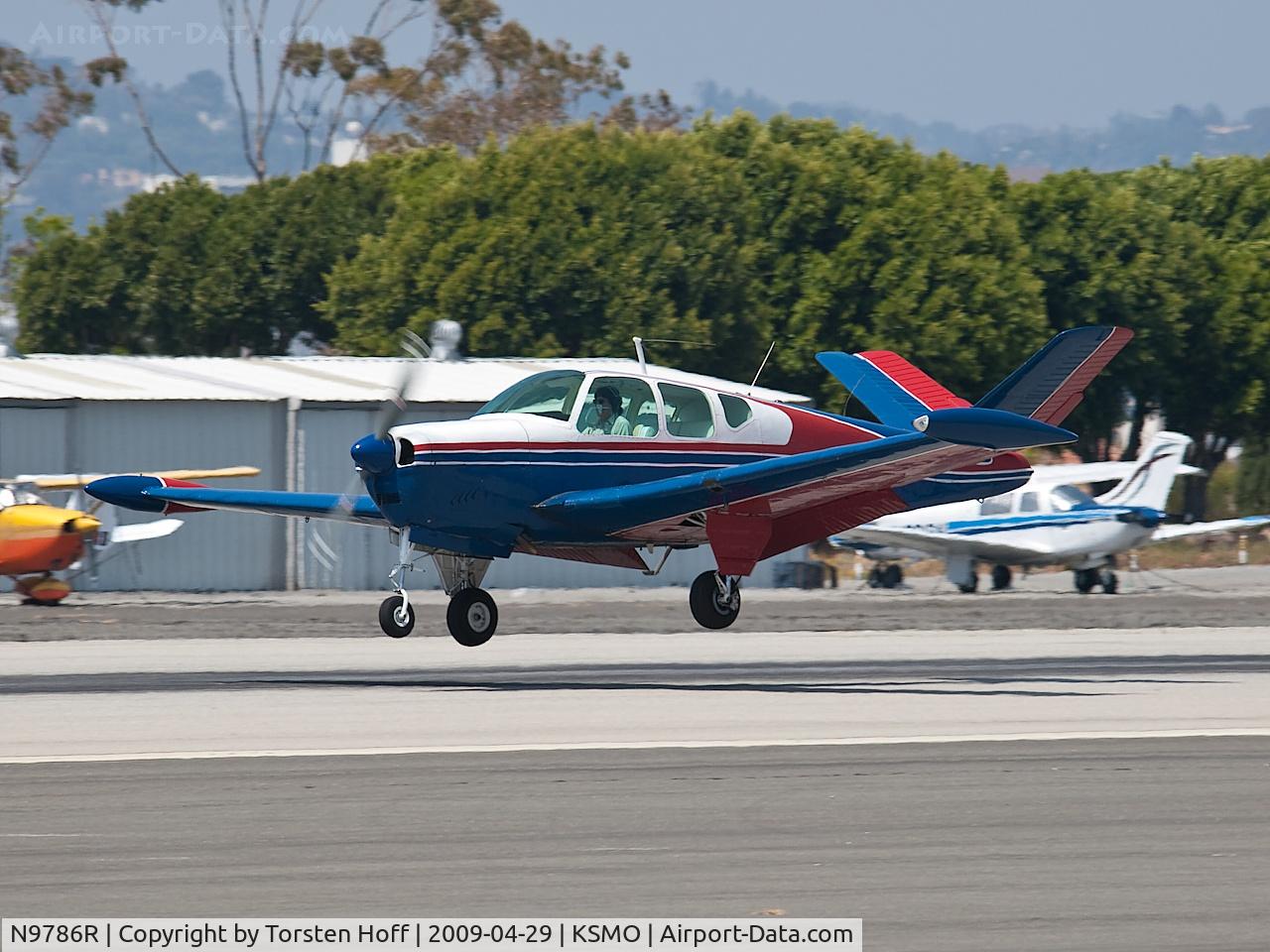 N9786R, 1960 Beech M35 Bonanza C/N D-6299, N9786R arriving on RWY 21