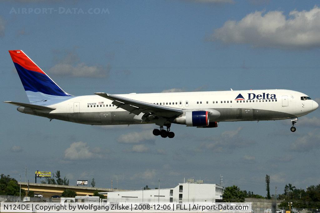 N124DE, 1987 Boeing 767-332 C/N 23438, visitor