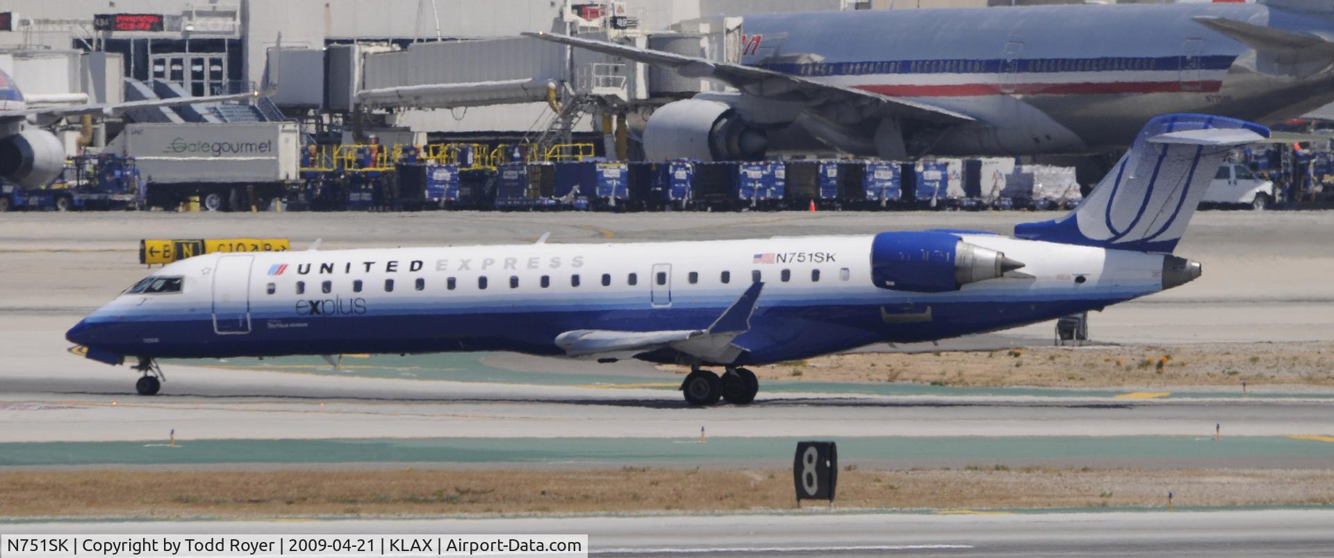 N751SK, 2005 Bombardier CRJ-701ER (CL-600-2C10) Regional Jet C/N 10208, Taxi to gate