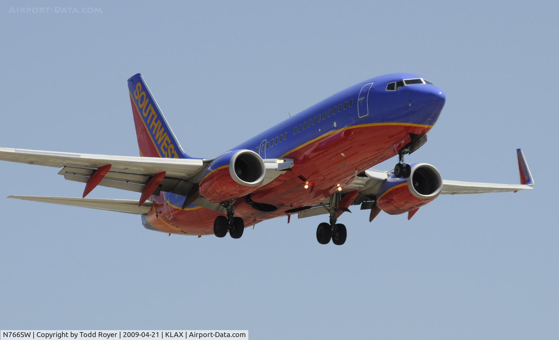 N766SW, 2000 Boeing 737-7H4 C/N 29806, Landing 24R at LAX