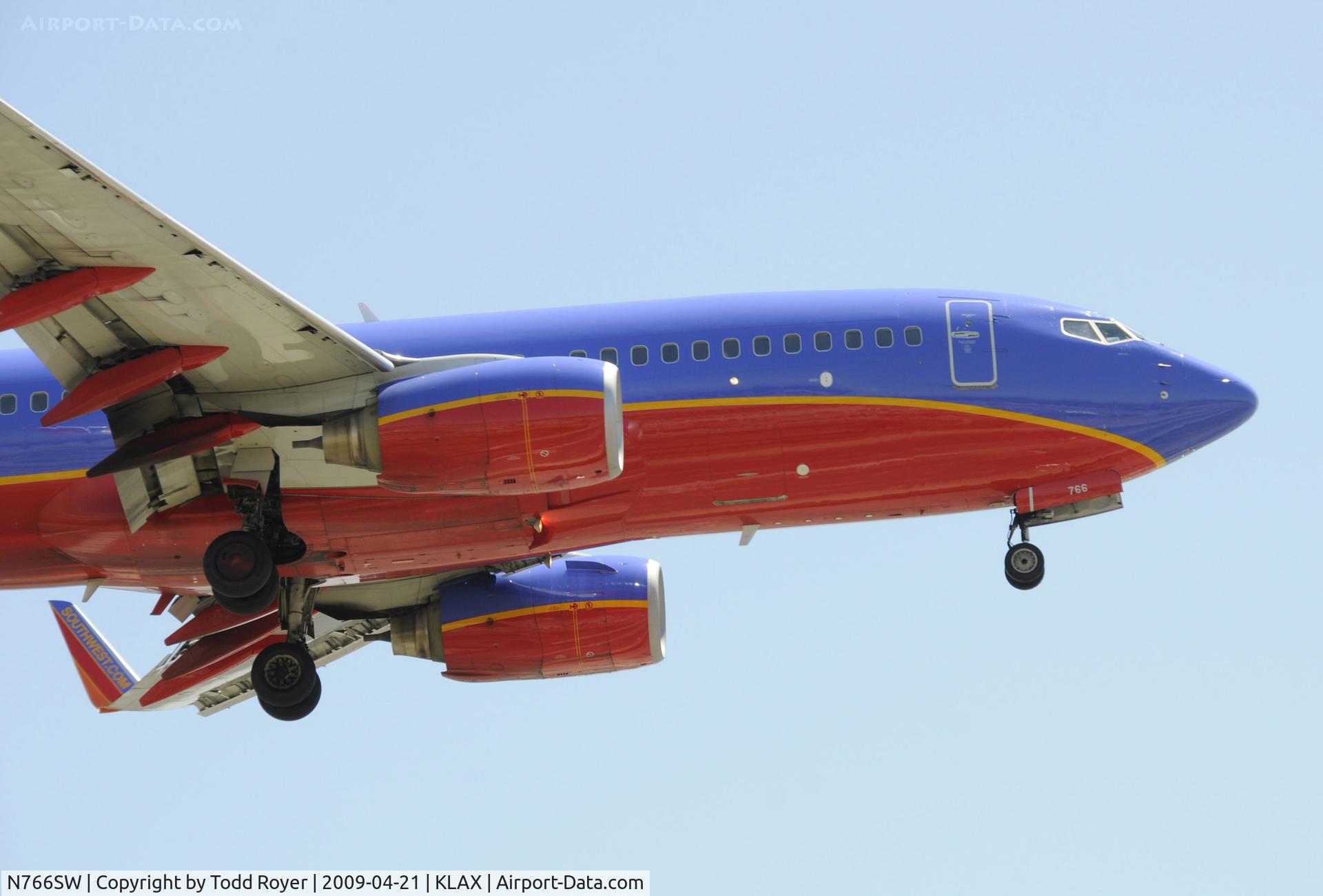 N766SW, 2000 Boeing 737-7H4 C/N 29806, Landing 24R at LAX