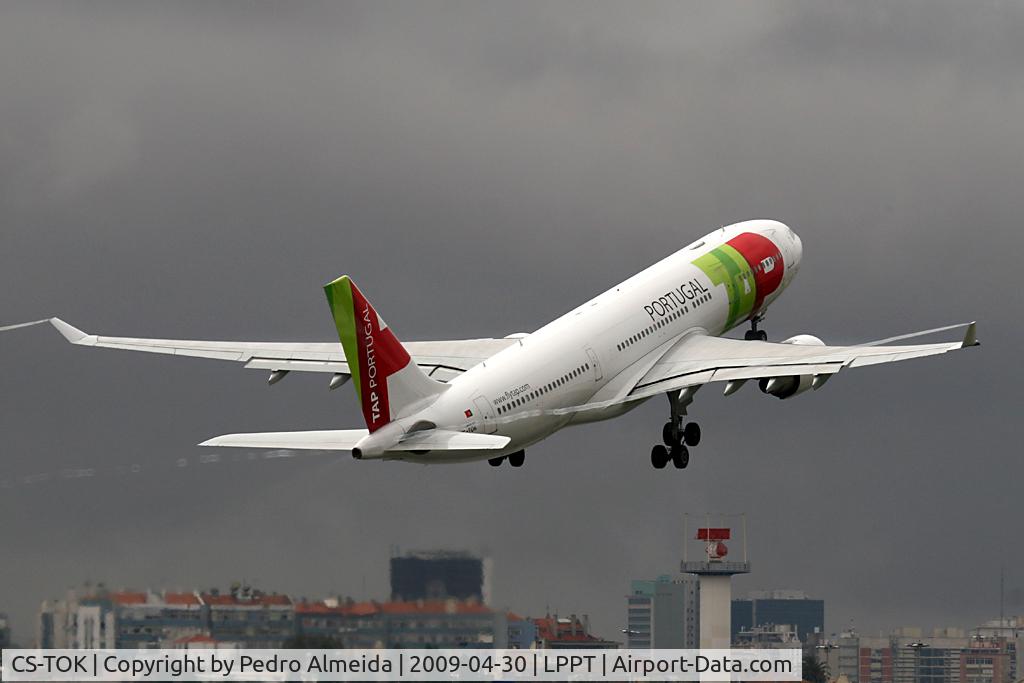 CS-TOK, 2000 Airbus A330-223 C/N 317, T/O rwy 21