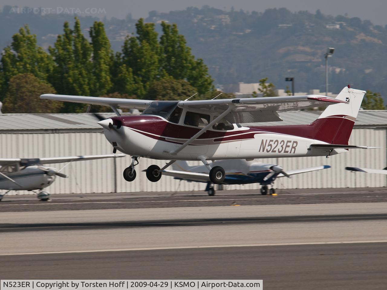 N523ER, 2001 Cessna 172S C/N 172S8925, N523ER arriving on RWY 21