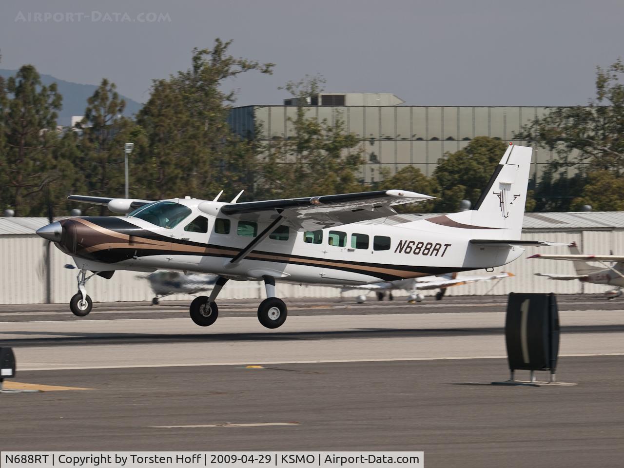 N688RT, 2003 Cessna 208B Grand Caravan C/N 208B1033, N688RT arriving on RWY 21