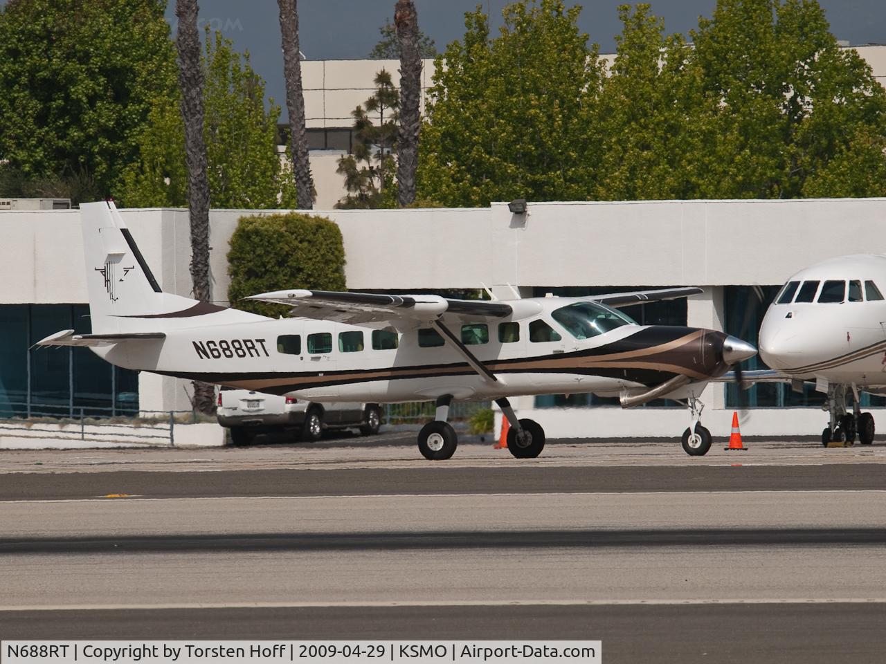 N688RT, 2003 Cessna 208B Grand Caravan C/N 208B1033, N688RT taxiing