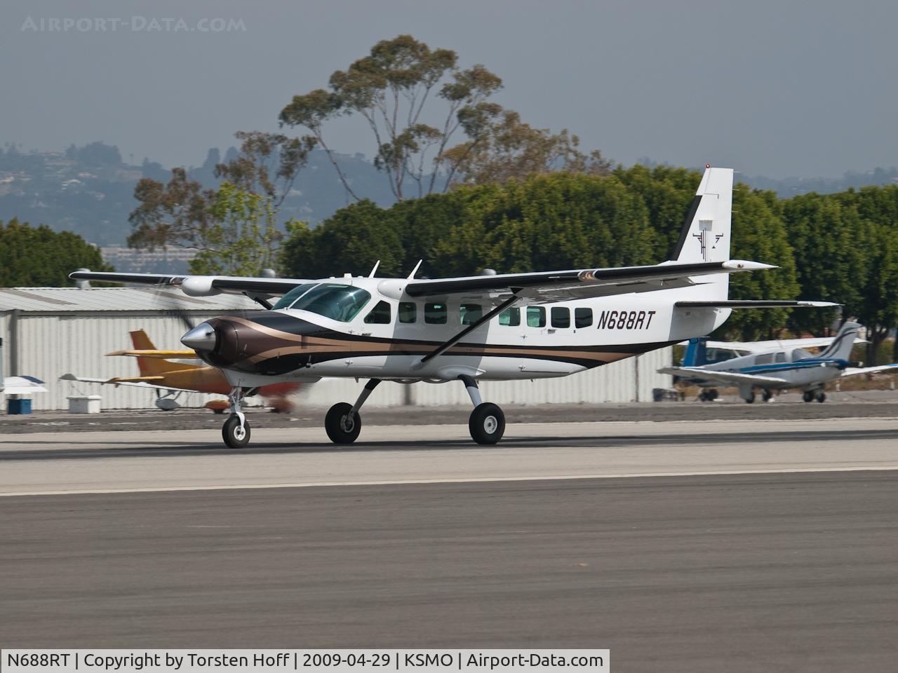 N688RT, 2003 Cessna 208B Grand Caravan C/N 208B1033, N688RT departing from RWY 21