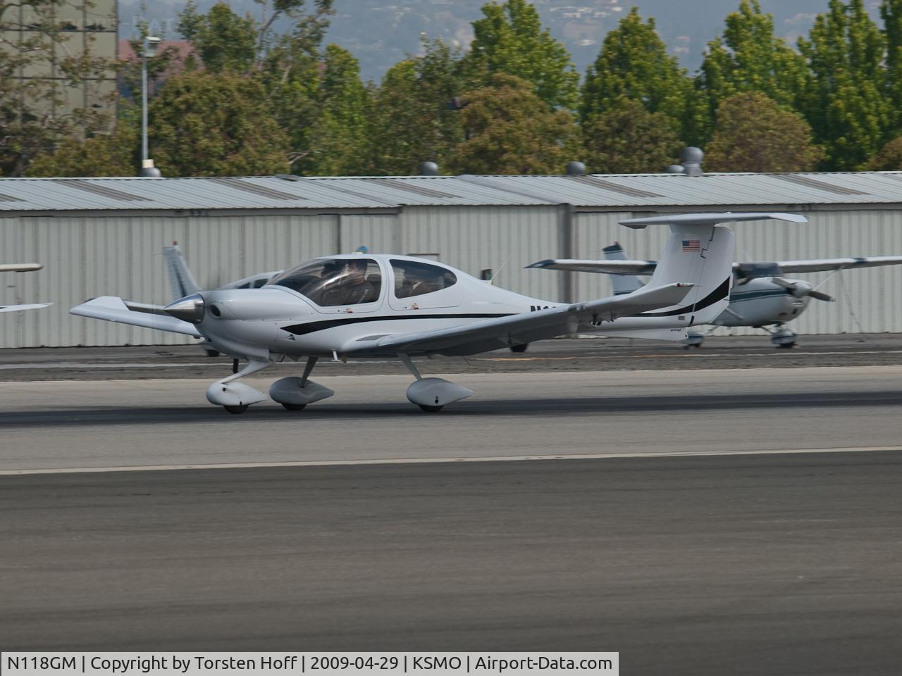 N118GM, 2005 Diamond DA-40 Diamond Star C/N 40.521, N118GM departing from RWY 21