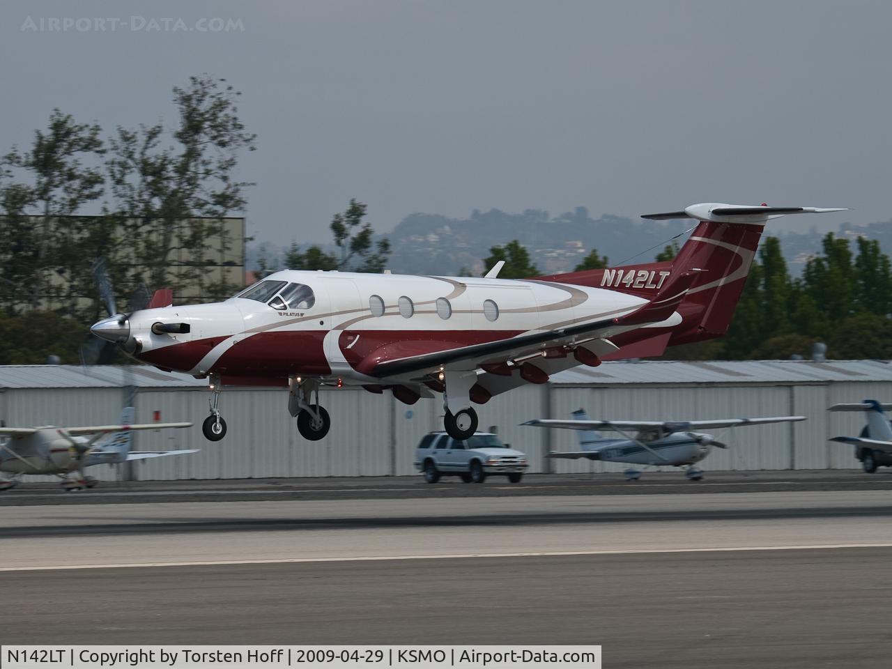 N142LT, 2000 Pilatus PC-12/45 C/N 312, N142LT arriving on RWY 21