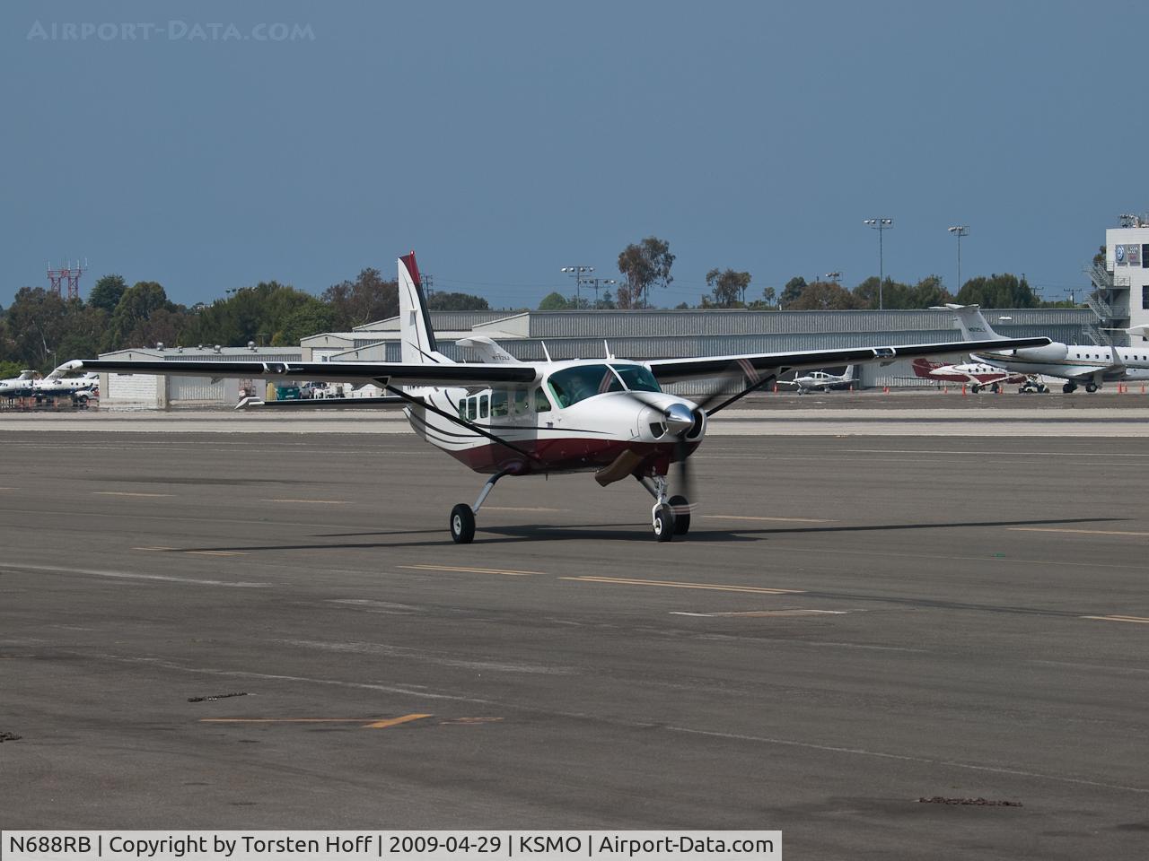 N688RB, 2001 Cessna 208 Caravan I C/N 20800347, N688RB taxiing