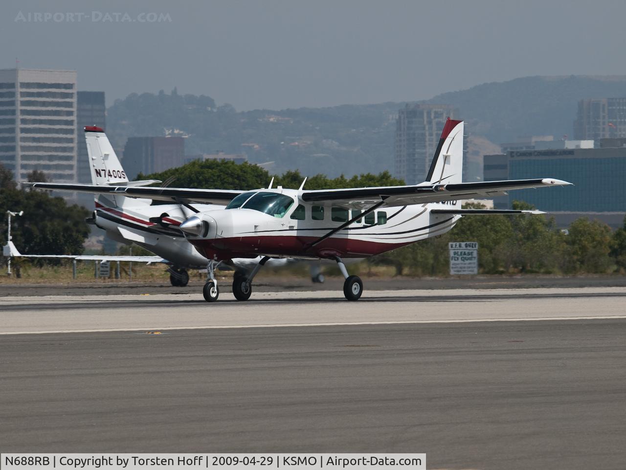 N688RB, 2001 Cessna 208 Caravan I C/N 20800347, N688RB departing from RWY 21