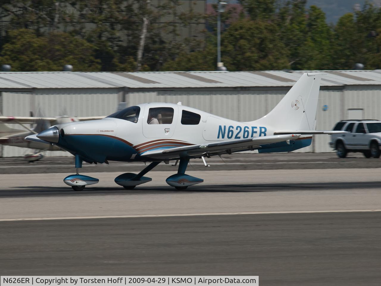 N626ER, 2006 Columbia Aircraft Mfg LC-41-550FG Columbia 400 C/N 41669, N626ER departing from RWY 21