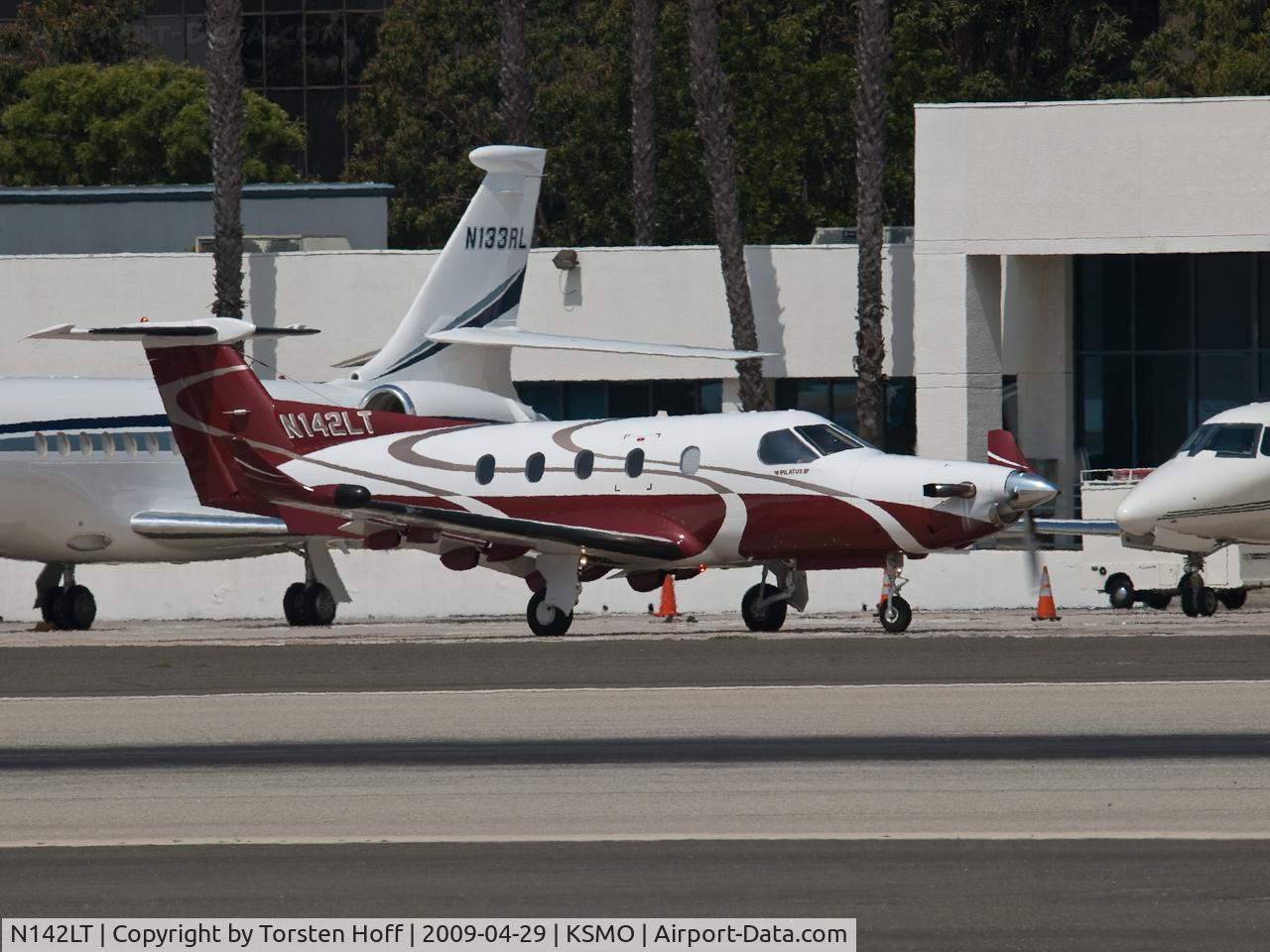 N142LT, 2000 Pilatus PC-12/45 C/N 312, N142LT taxiing