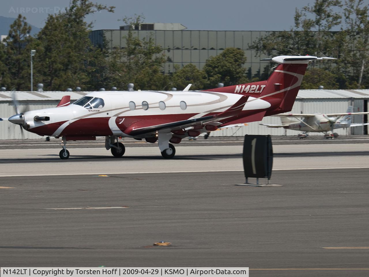 N142LT, 2000 Pilatus PC-12/45 C/N 312, N142LT departing from RWY 21
