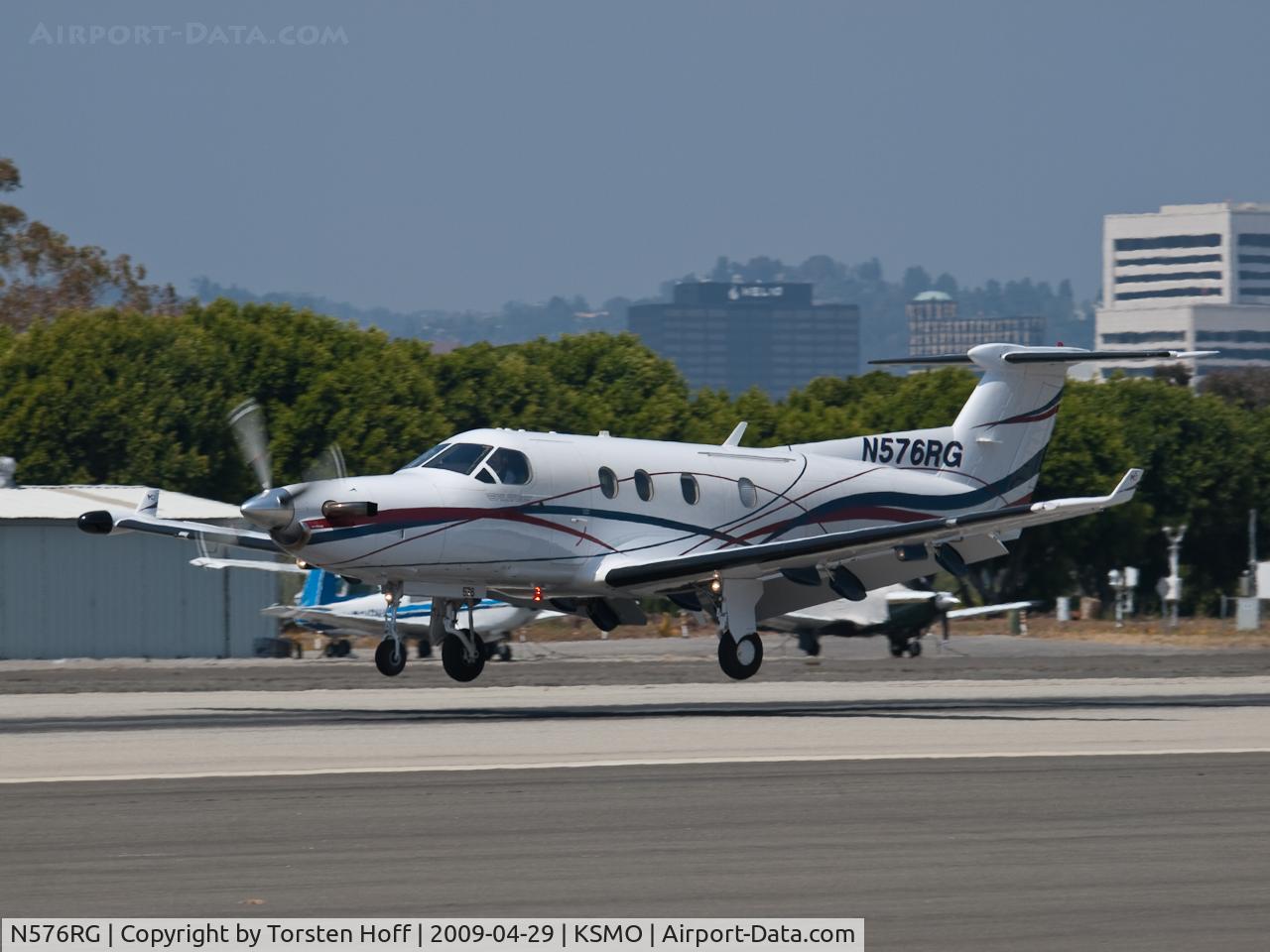 N576RG, 2004 Pilatus PC-12/45 C/N 576, N576RG arriving on RWY 21