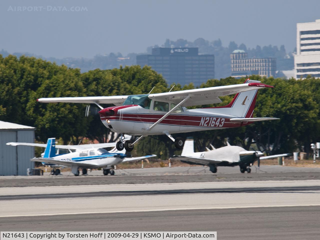 N21643, 1974 Cessna 172M C/N 17263982, N21643 arriving on RWY 21
