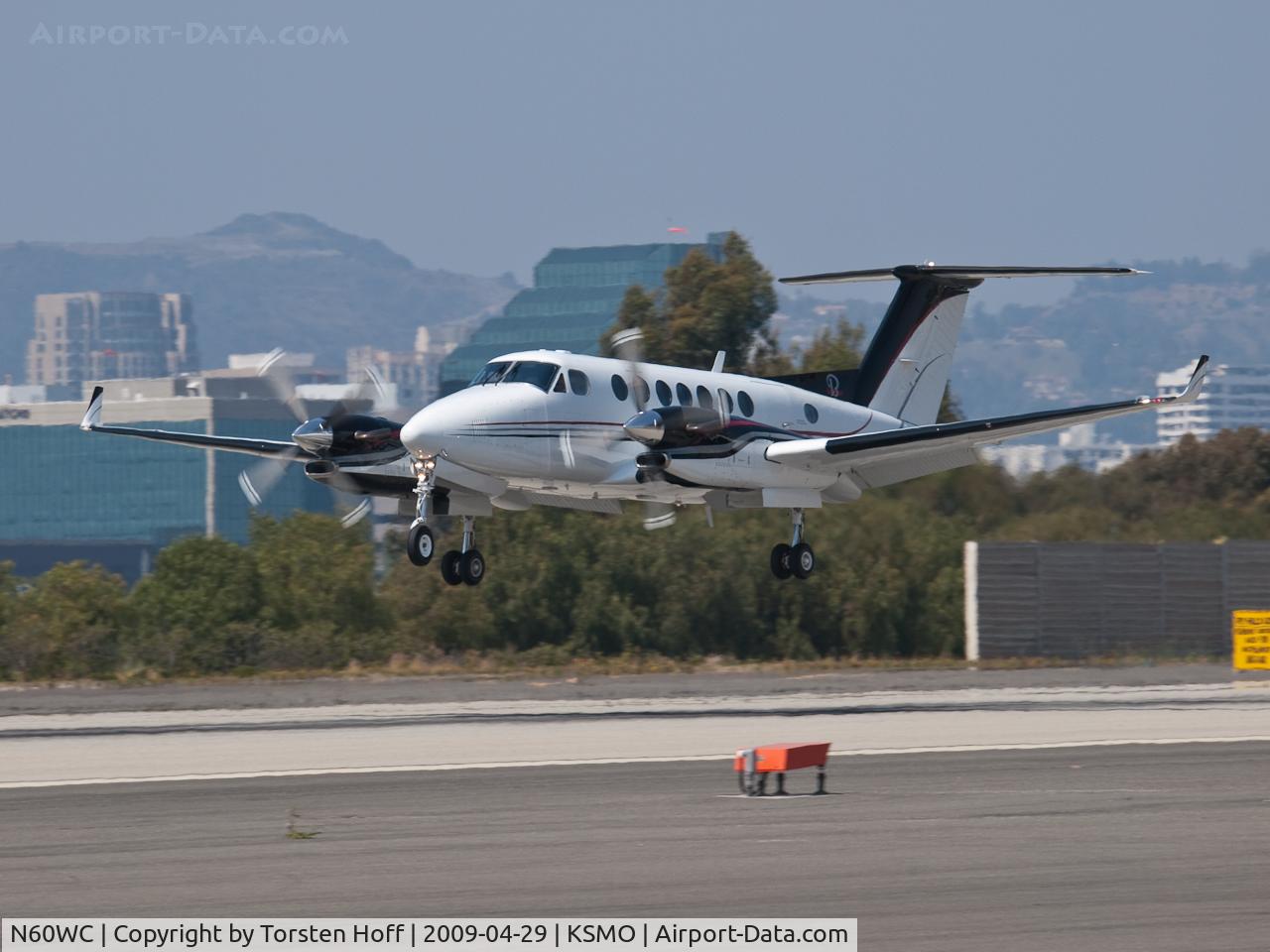 N60WC, 1993 Beech B300 King Air C/N FL-96, N60WC arriving on RWY 21