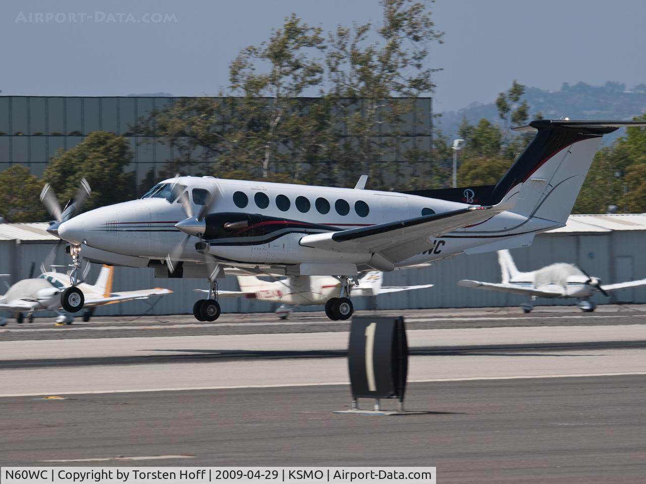 N60WC, 1993 Beech B300 King Air C/N FL-96, N60WC arriving on RWY 21