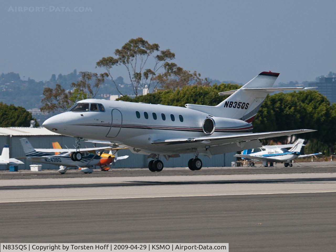 N835QS, 2000 Raytheon Hawker 800XP C/N 258505, N835QS arriving on RWY 21