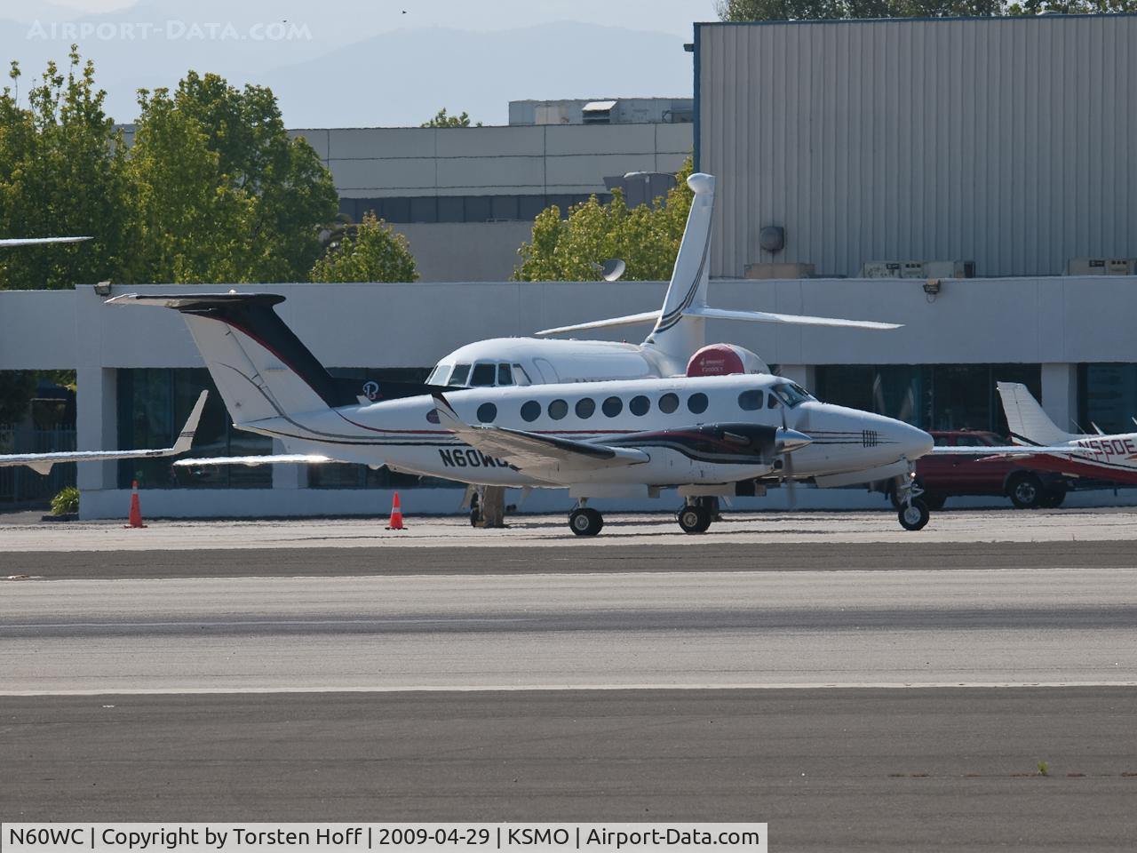 N60WC, 1993 Beech B300 King Air C/N FL-96, N60WC taxiing