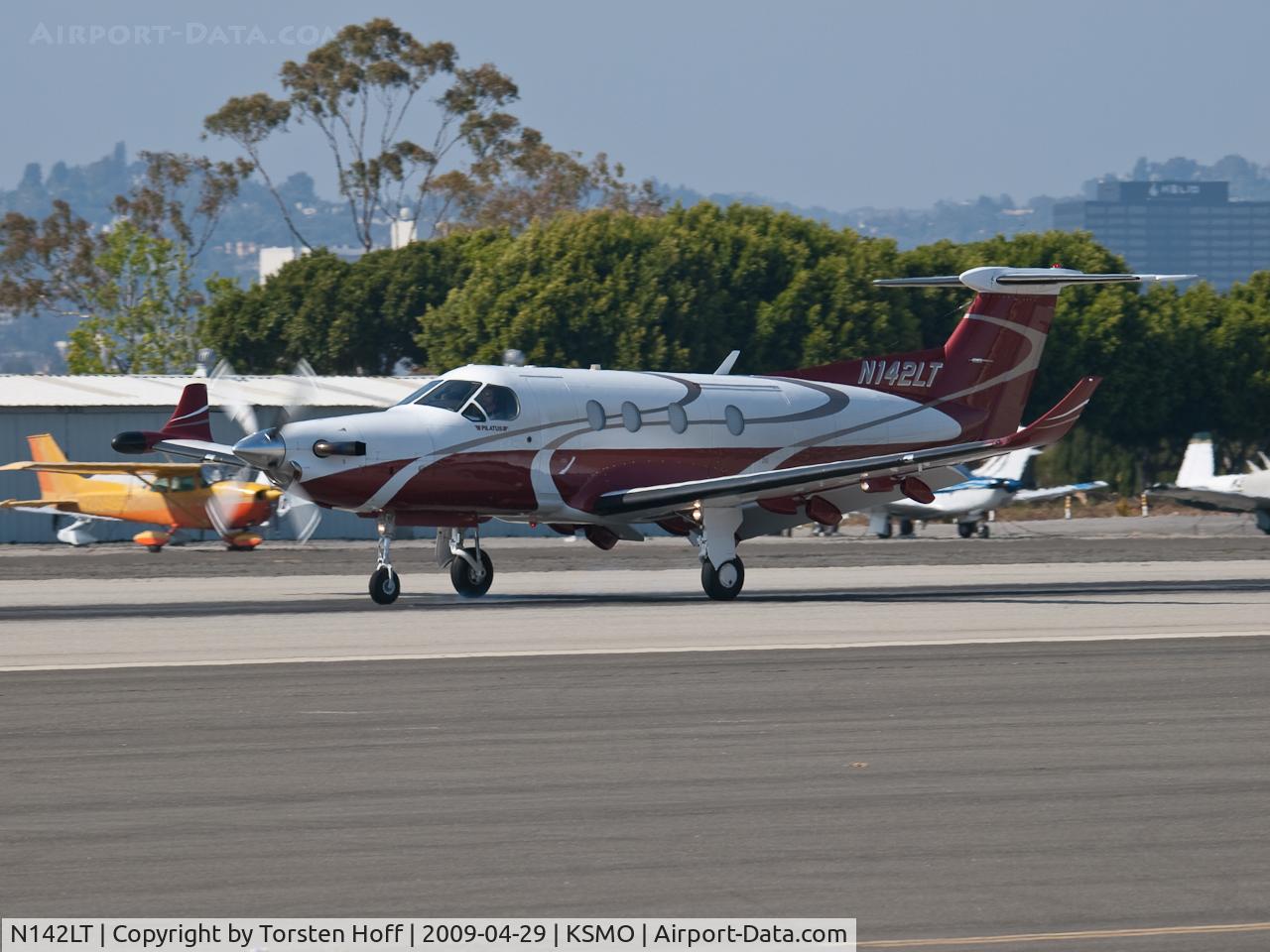 N142LT, 2000 Pilatus PC-12/45 C/N 312, N142LT arriving on RWY 21