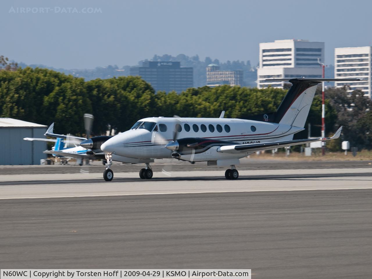 N60WC, 1993 Beech B300 King Air C/N FL-96, N60WC departing from RWY 21