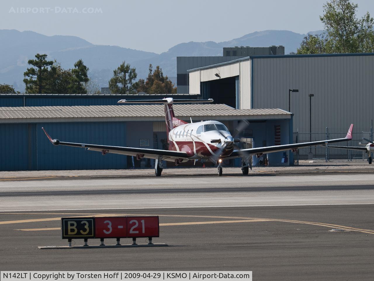 N142LT, 2000 Pilatus PC-12/45 C/N 312, N142LT crossing the runway