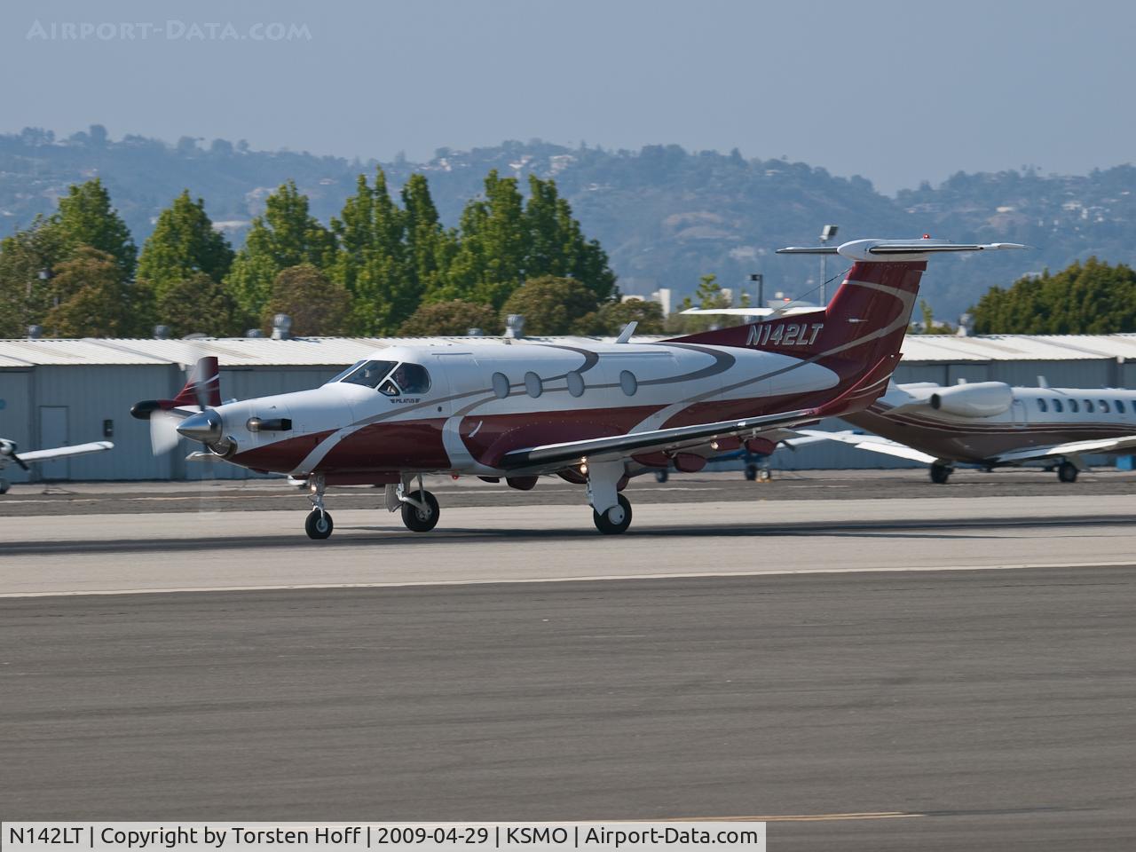 N142LT, 2000 Pilatus PC-12/45 C/N 312, N142LT departing from RWY 21