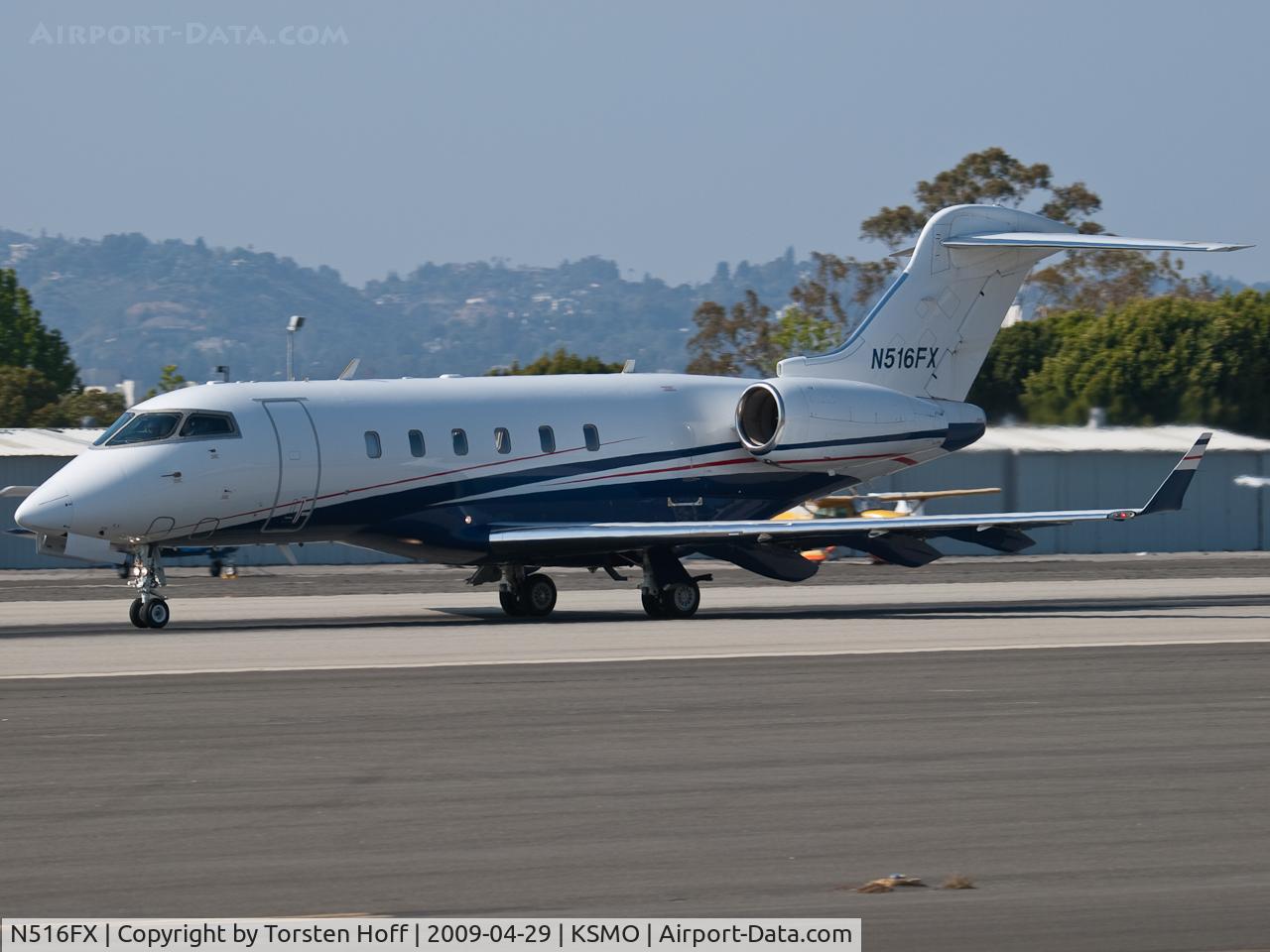 N516FX, 2004 Bombardier Challenger 300 (BD-100-1A10) C/N 20036, N516FX departing from RWY 21