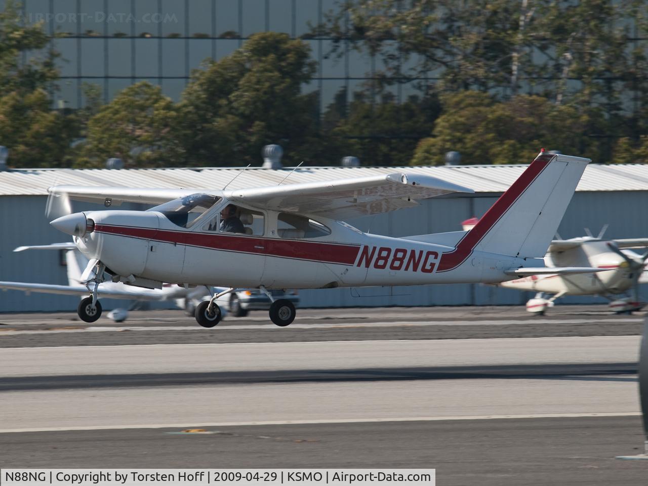 N88NG, 1977 Cessna 177RG Cardinal C/N 177RG1223, N88NG departing from RWY 21