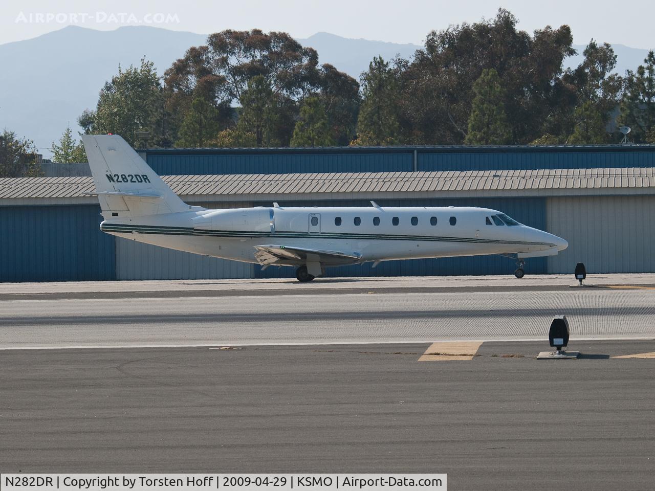 N282DR, 2006 Cessna 680 Citation Sovereign C/N 680-0111, N282DR taxiing