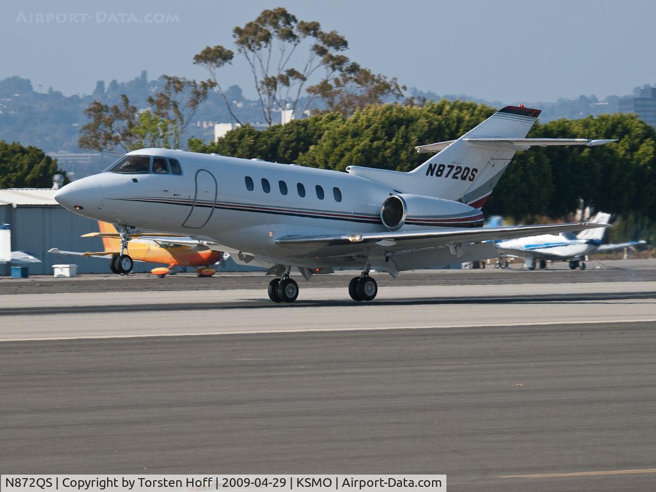 N872QS, 2000 Raytheon Hawker 800XP C/N 258472, N872QS arriving on RWY 21