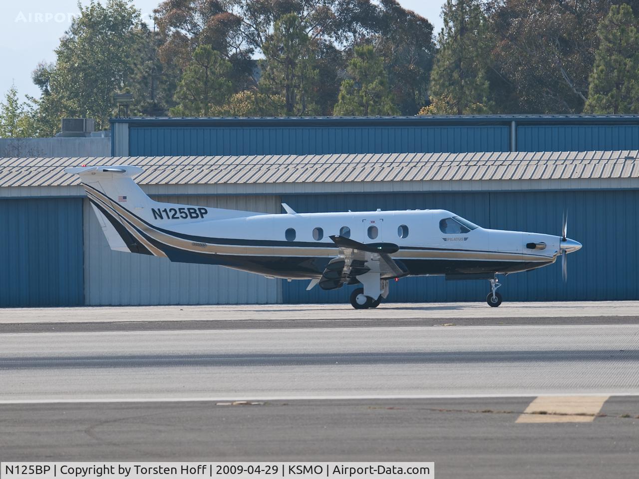 N125BP, 2008 Pilatus PC-12/47E C/N 1012, N125BP taxiing