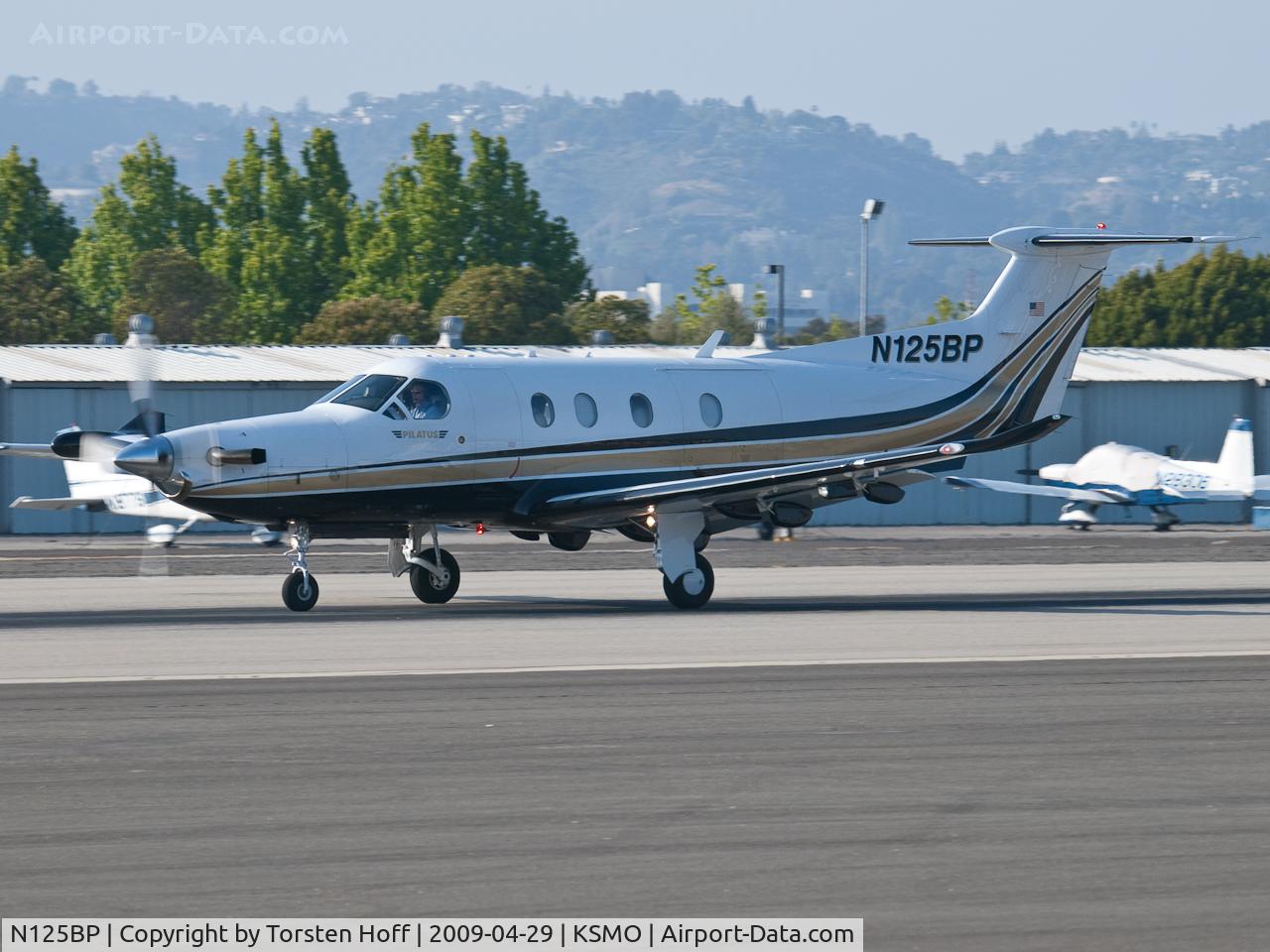 N125BP, 2008 Pilatus PC-12/47E C/N 1012, N125BP departing from RWY 21