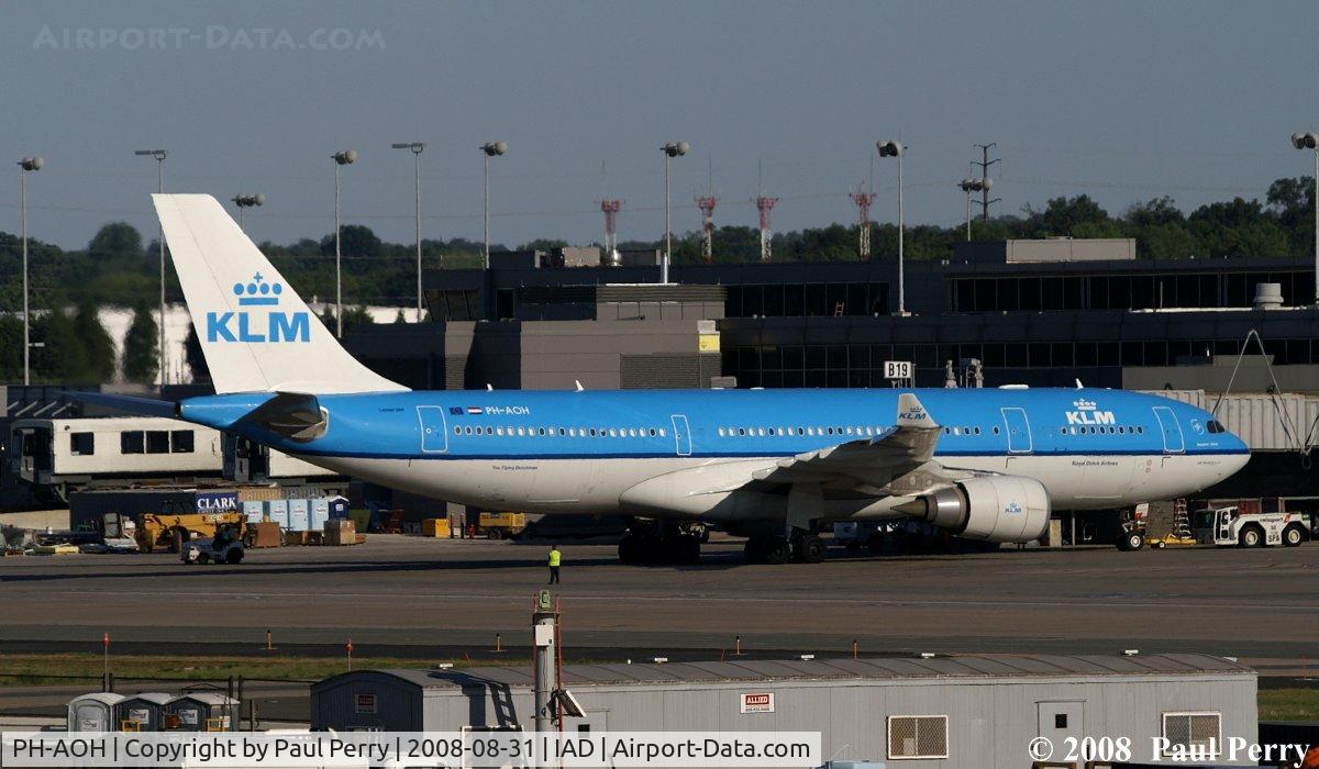 PH-AOH, 2006 Airbus A330-203 C/N 811, Just waiting at the terminal