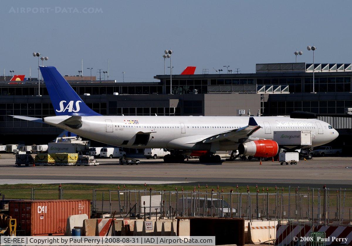SE-REE, 2003 Airbus A330-343X C/N 515, Killing time at the gate
