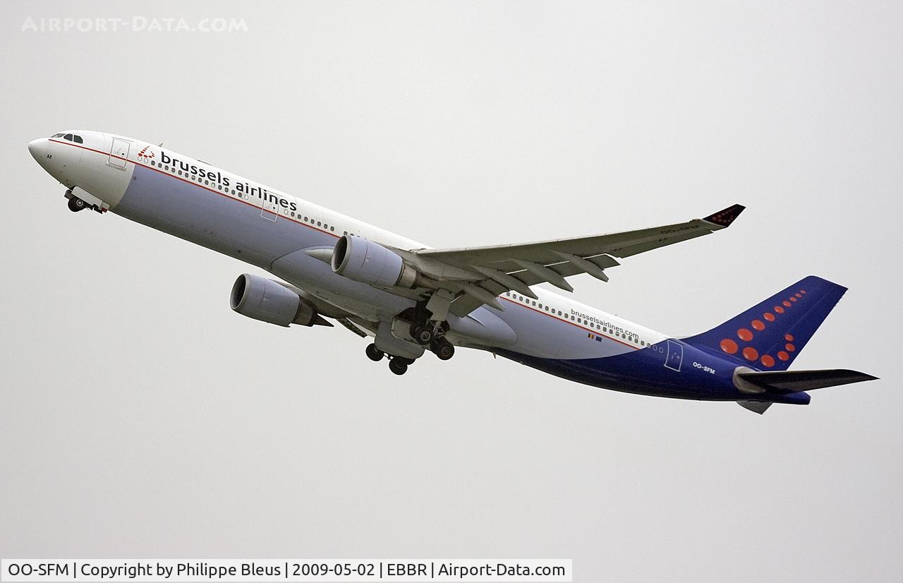 OO-SFM, 1993 Airbus A330-301 C/N 030, Risin,g from rwy 25R by a gloomy morning. White radome. Gear on the move.