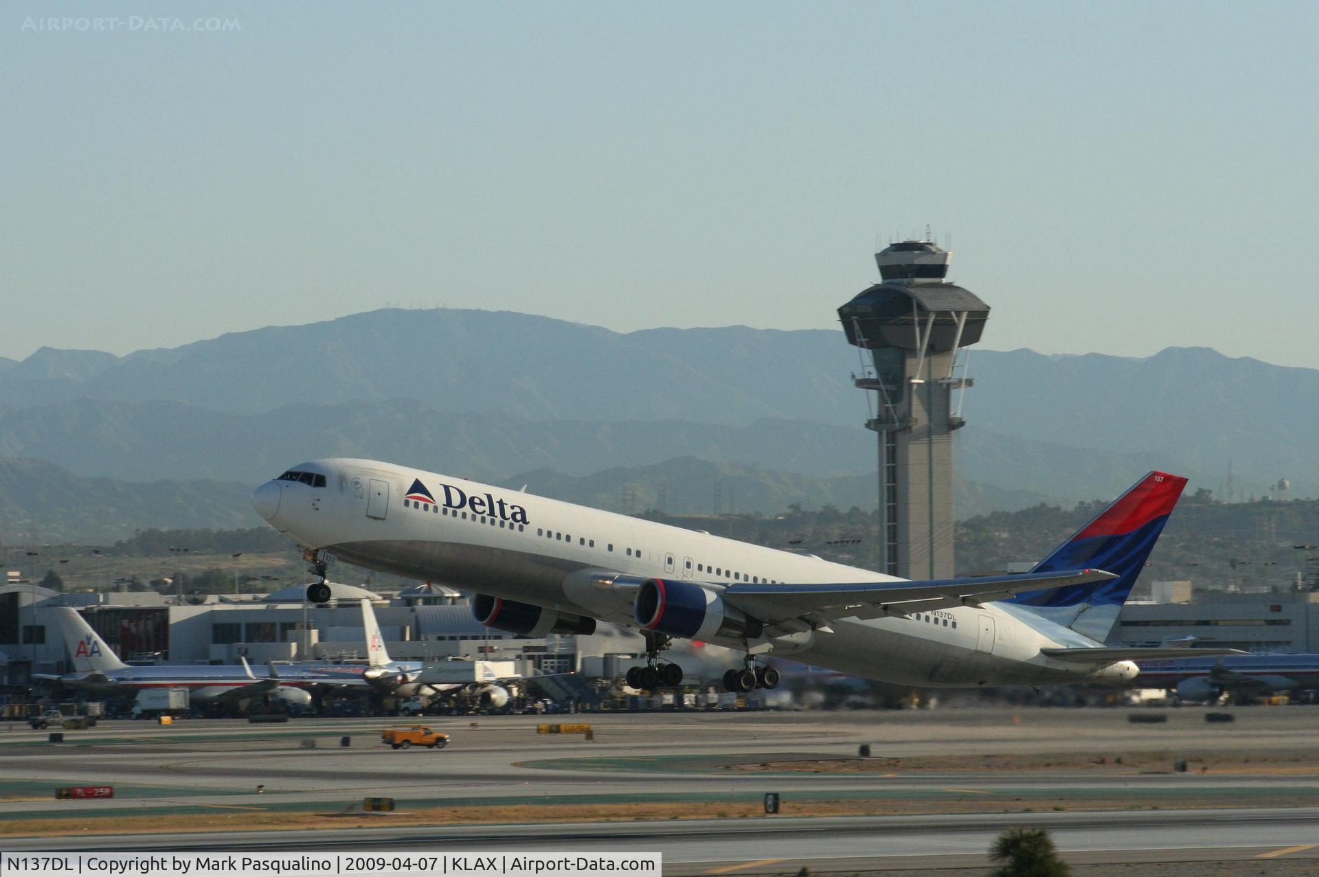 N137DL, 1991 Boeing 767-332 C/N 25306, Boeing 767-300