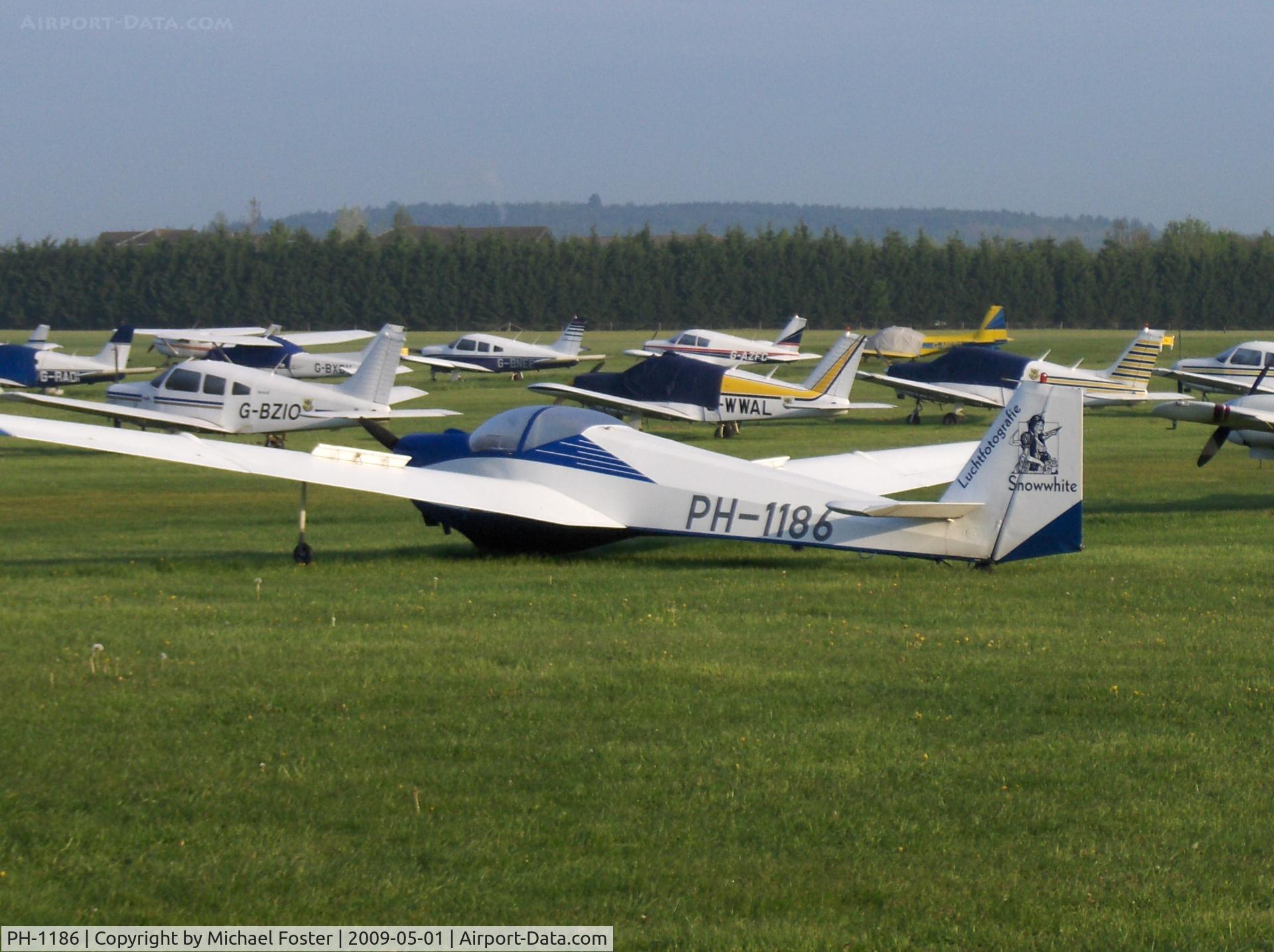 PH-1186, Scheibe SF-25C Falke C/N 44181, At White Waltham