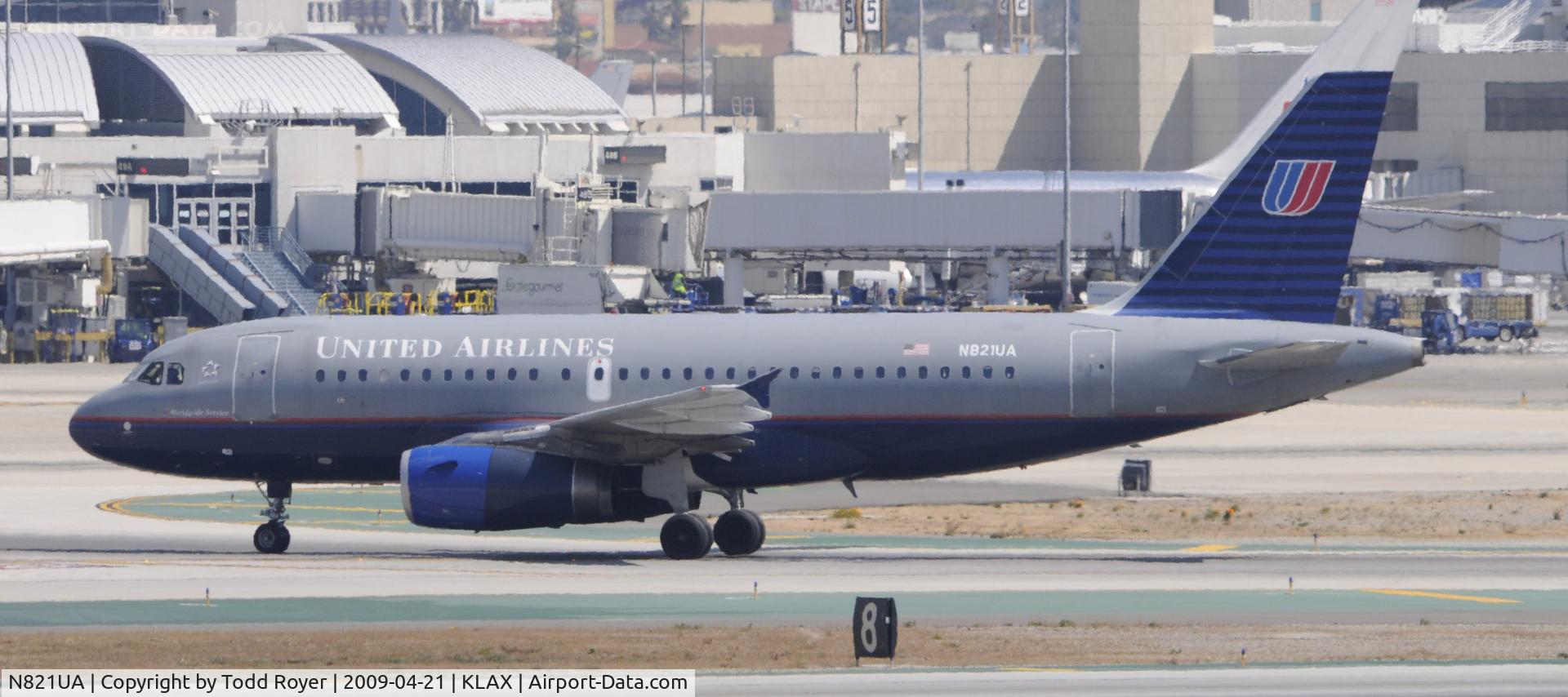 N821UA, 1998 Airbus A319-131 C/N 944, Taxi to gate