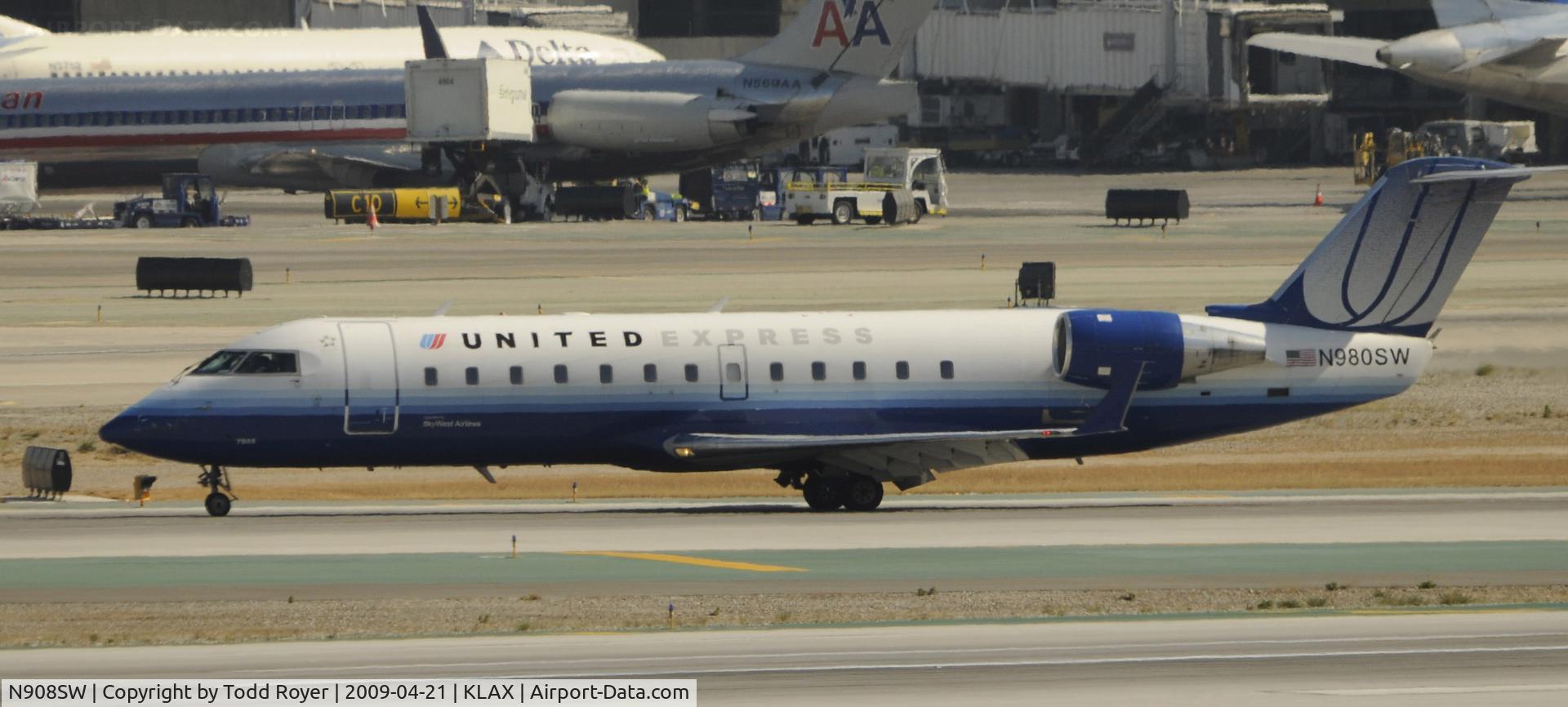 N908SW, 2001 Bombardier CRJ-200LR (CL-600-2B19) C/N 7540, Taxi to gate