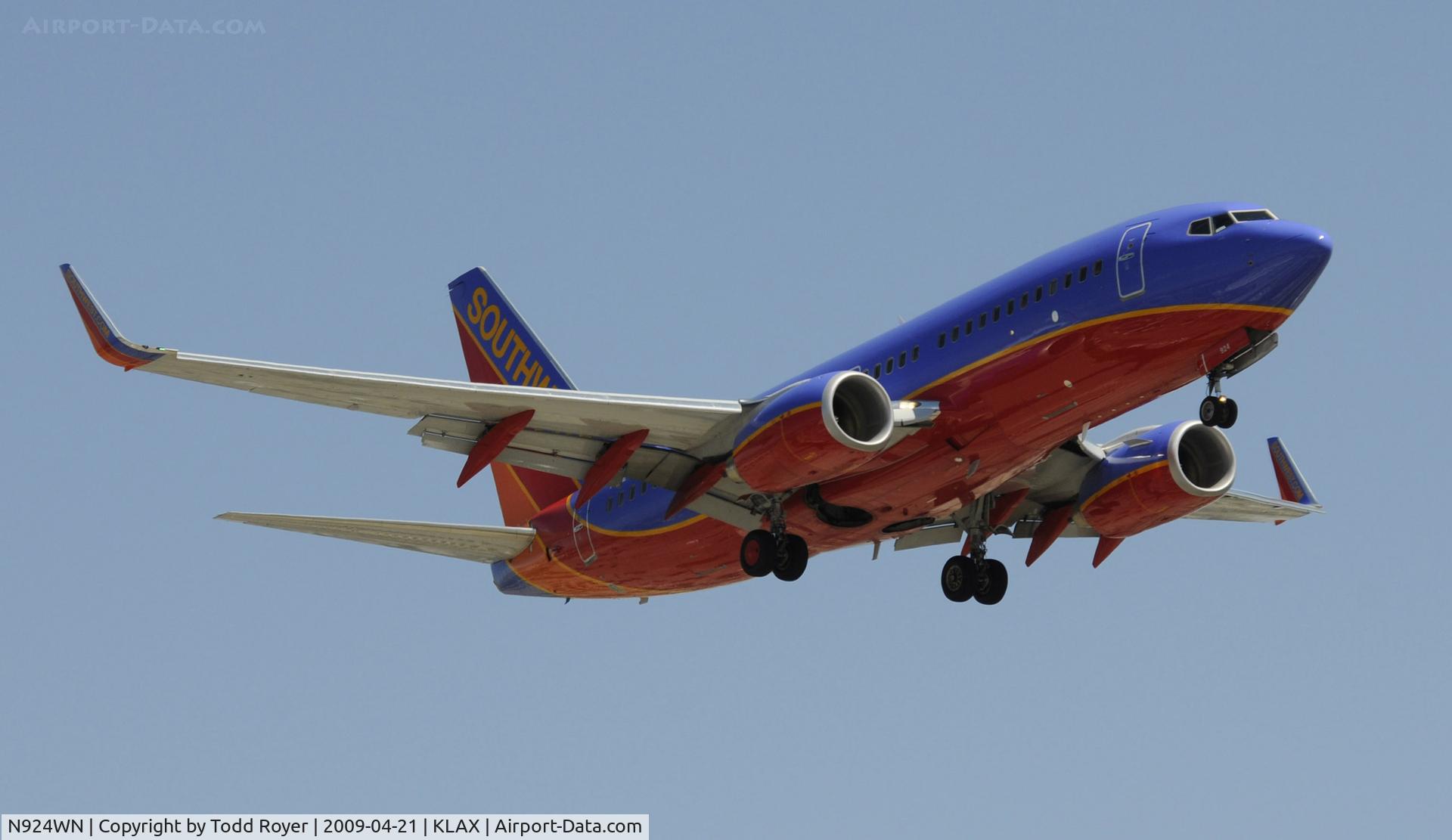 N924WN, 2008 Boeing 737-7H4 C/N 36628, Landing 24R at LAX