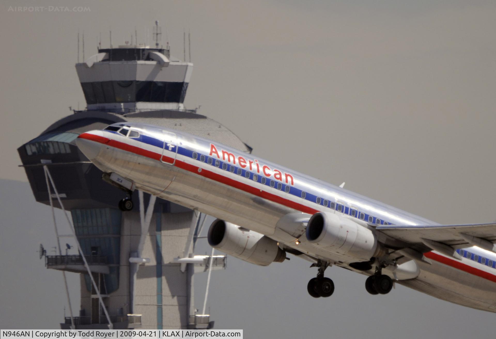 N946AN, 2000 Boeing 737-823 C/N 30600, Departing LAX on 25R